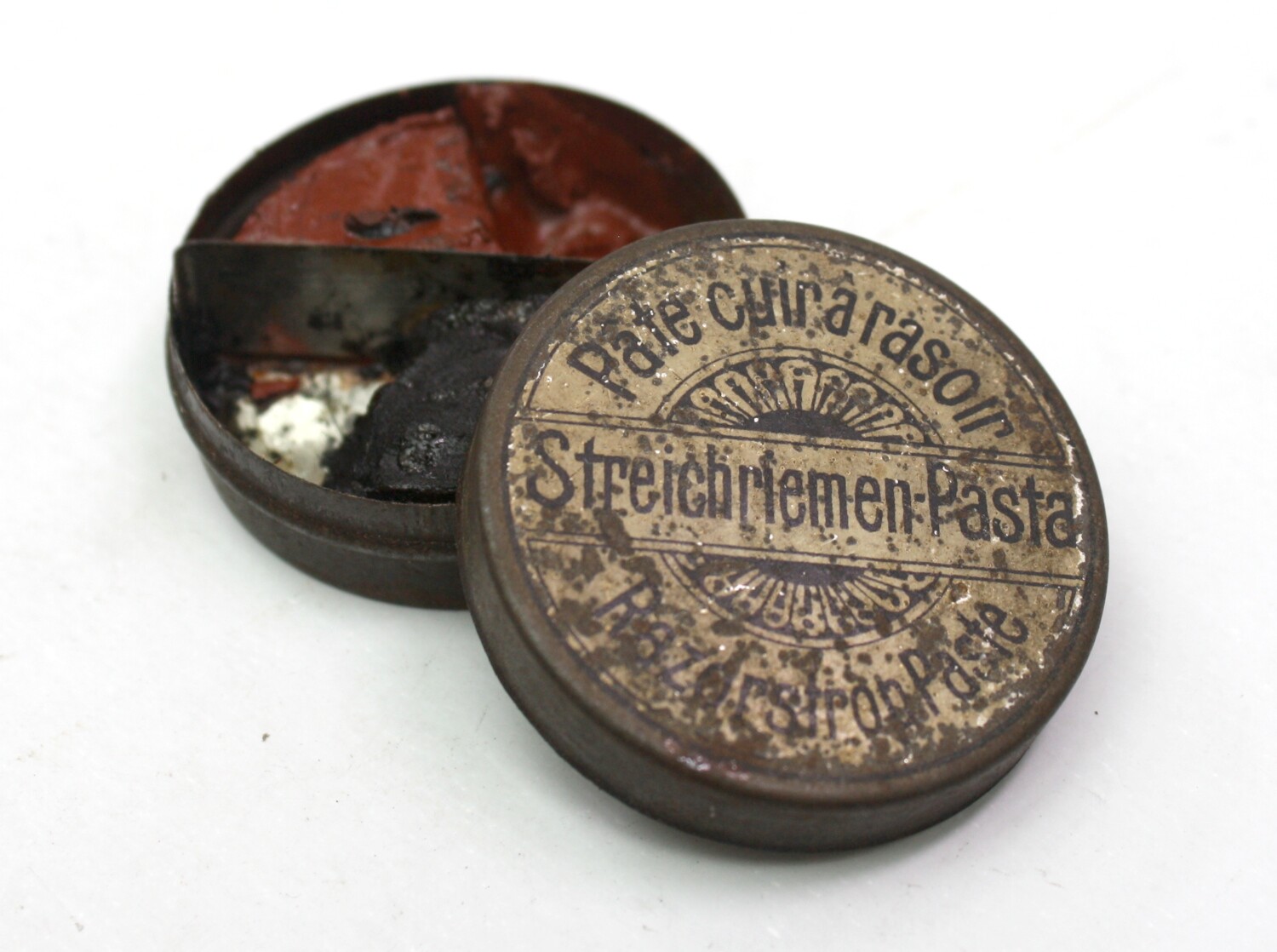 Dose Streichriemen-Paste (Drilandmuseum CC BY-NC-SA)