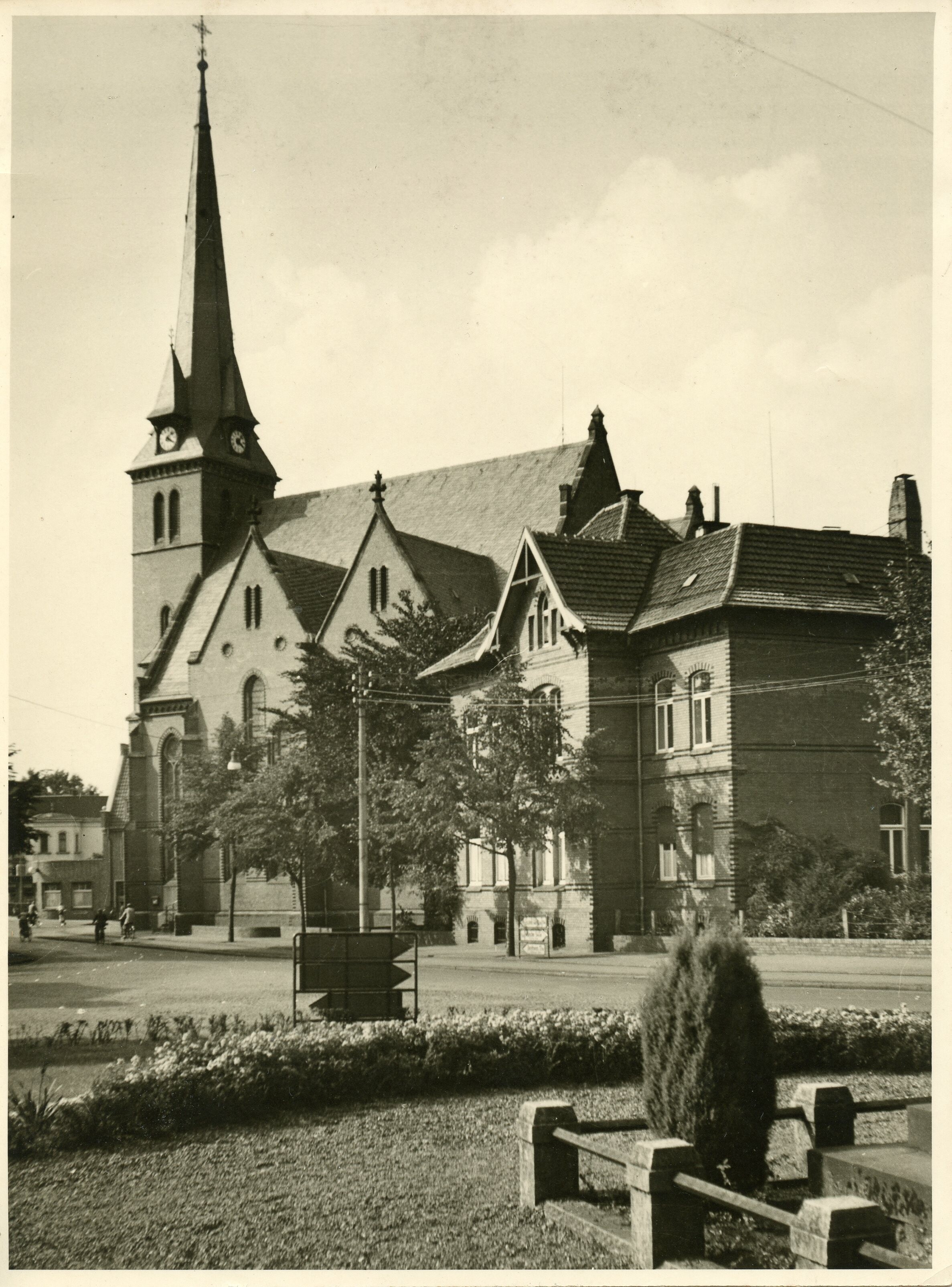 Fotografie: Evangelische Kirche mit Pfarrhaus (Drilandmuseum CC BY-NC-SA)