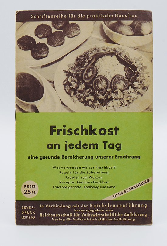 Kochbuch: Reichsausschuß für Volkswirtschaftliche Aufklärung: "Frischkost an jedem Tag" (1943) (Deutsches Kochbuchmuseum CC BY-NC-SA)