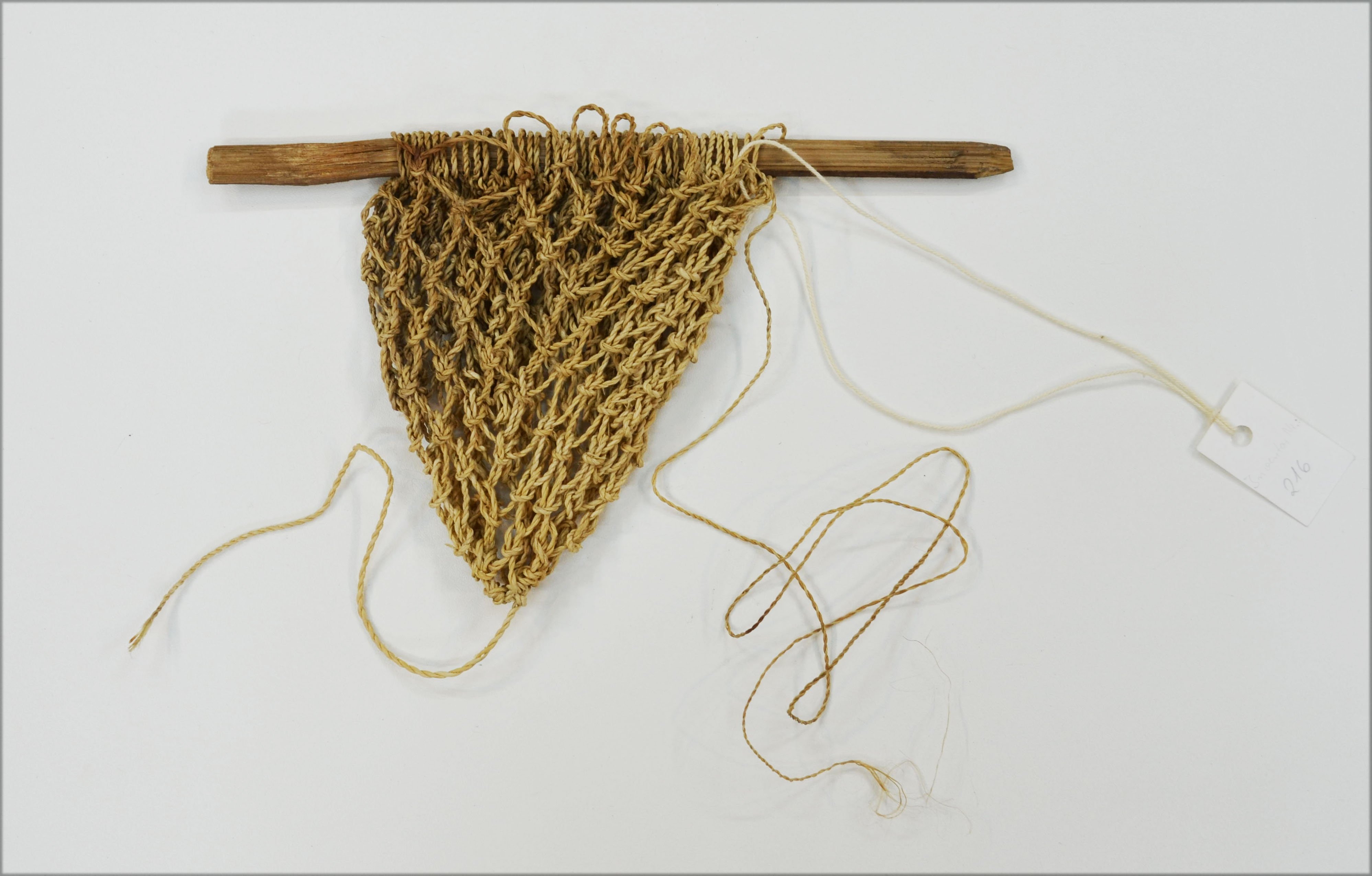 Fischernetz, angefangen (Seminar für Kulturanthropologie des Textilen an der Technischen Universität Dortmund CC BY-NC-SA)