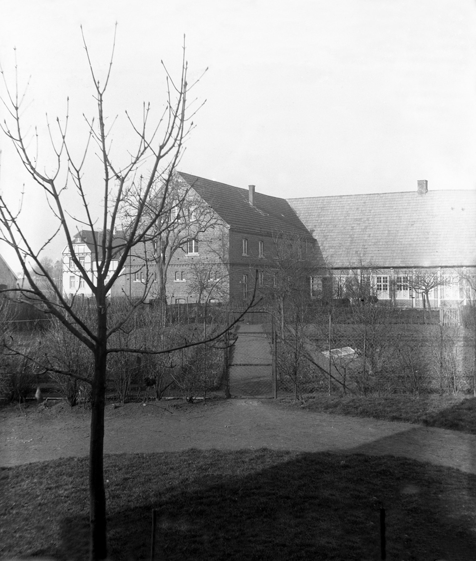 Glasplattenegativ, Grundstück mit Haus (Seminar für Kulturanthropologie des Textilen an der Technischen Universität Dortmund CC BY-NC-SA)