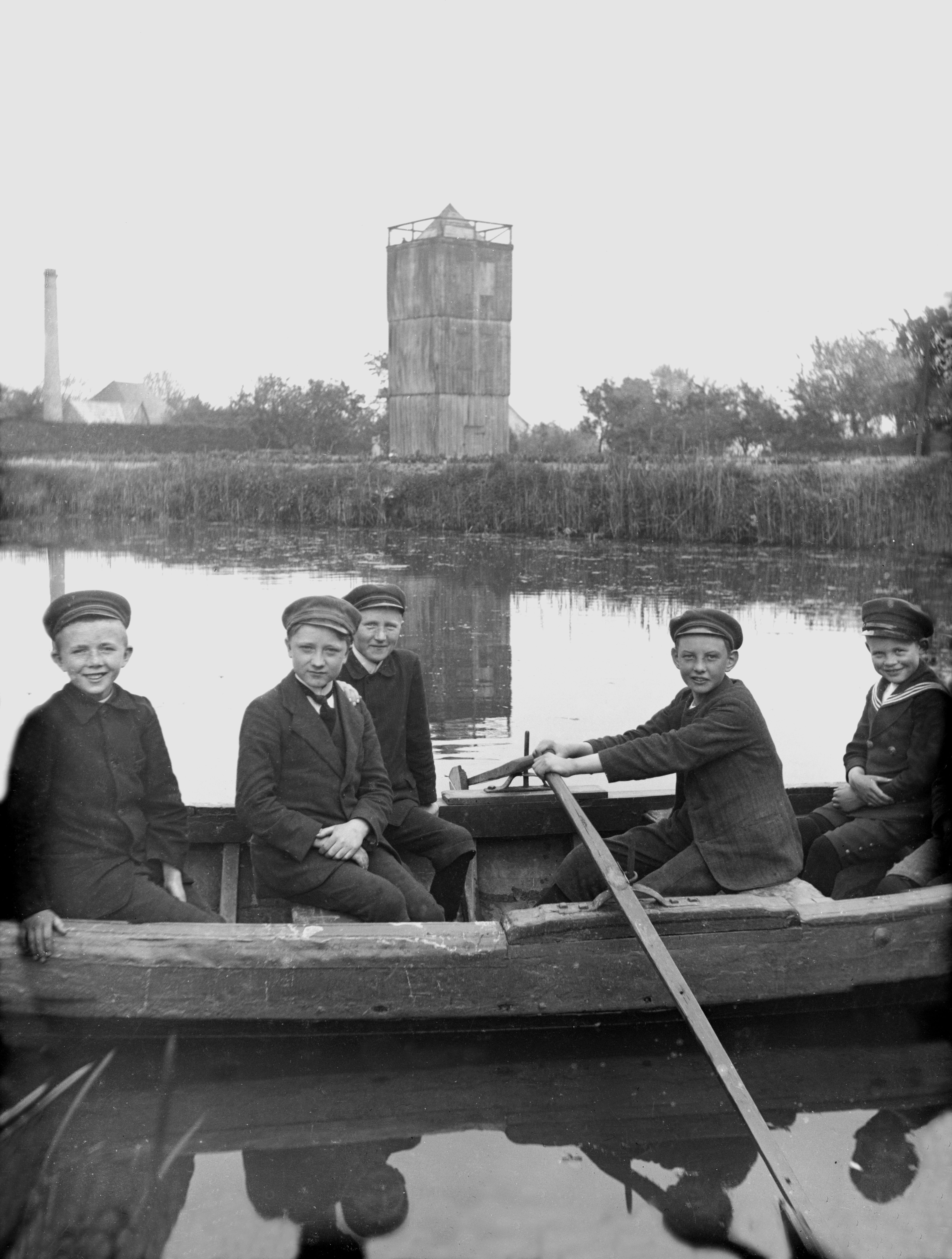 Glasplattenegativ, fünf Jungen in einem Ruderboot (Seminar für Kulturanthropologie des Textilen an der Technischen Universität Dortmund CC BY-NC-SA)