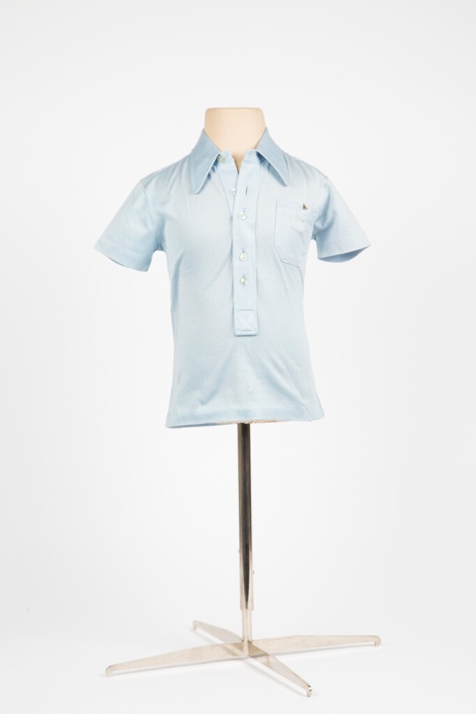 Kinderhemd aus hellblauem Jersey (Stadtmuseum Lippstadt RR-F)