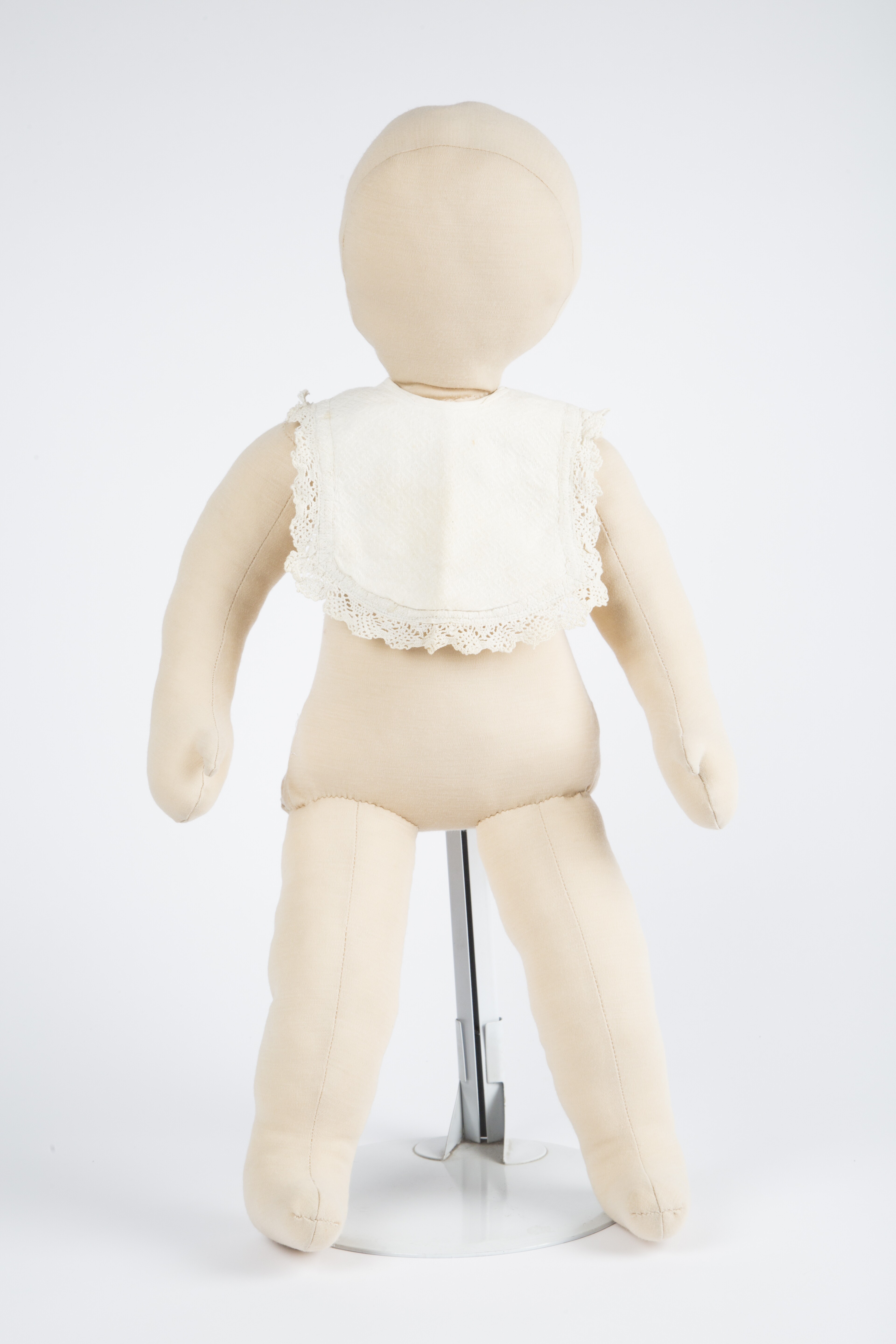 Kinderlätzchen aus Baumwollgewebe mit Spitze verziert (Stadtmuseum Lippstadt RR-F)