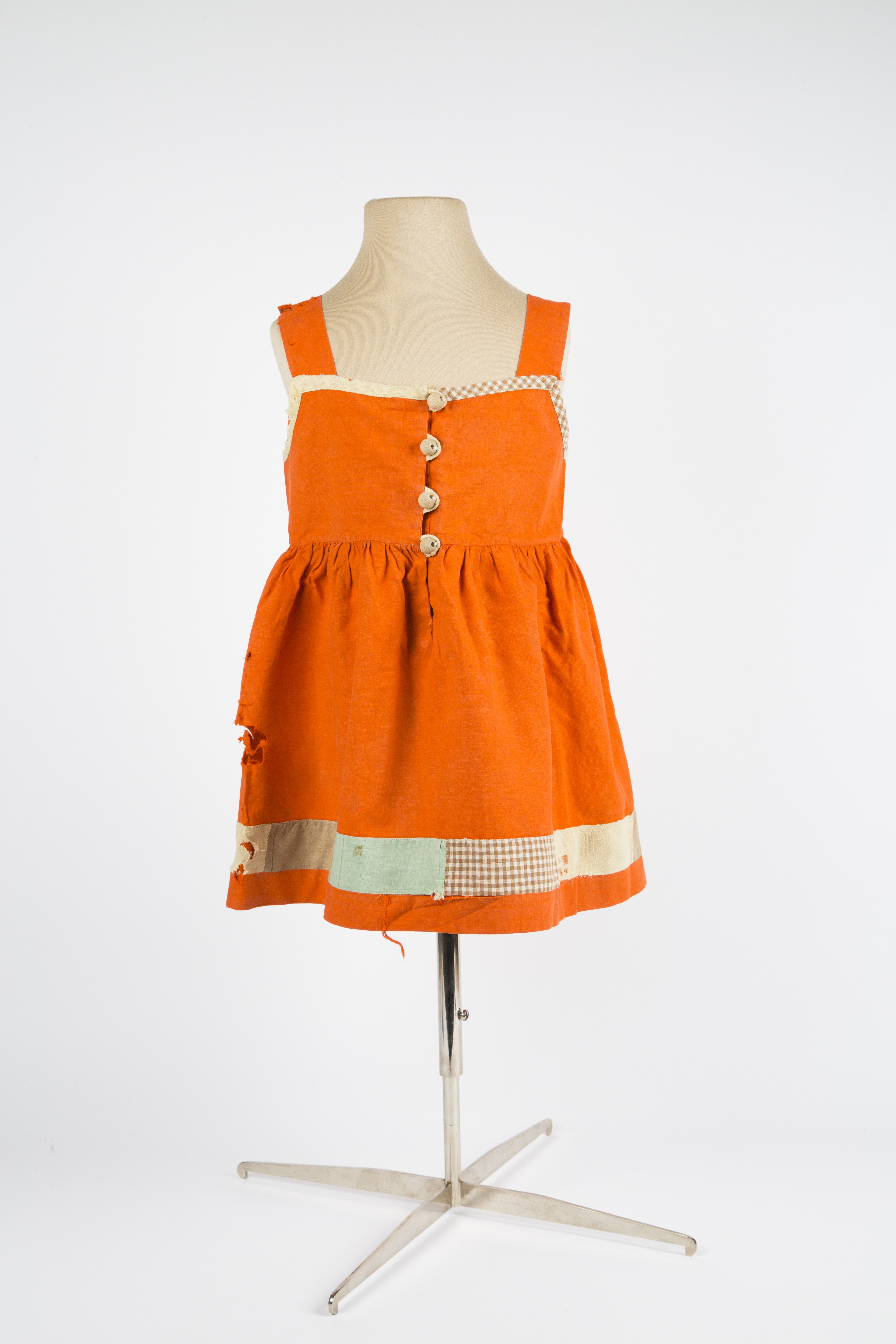 Leuchtend oranges Sommerkleid mit Patchworkverzierung (Stadtmuseum Lippstadt RR-F)