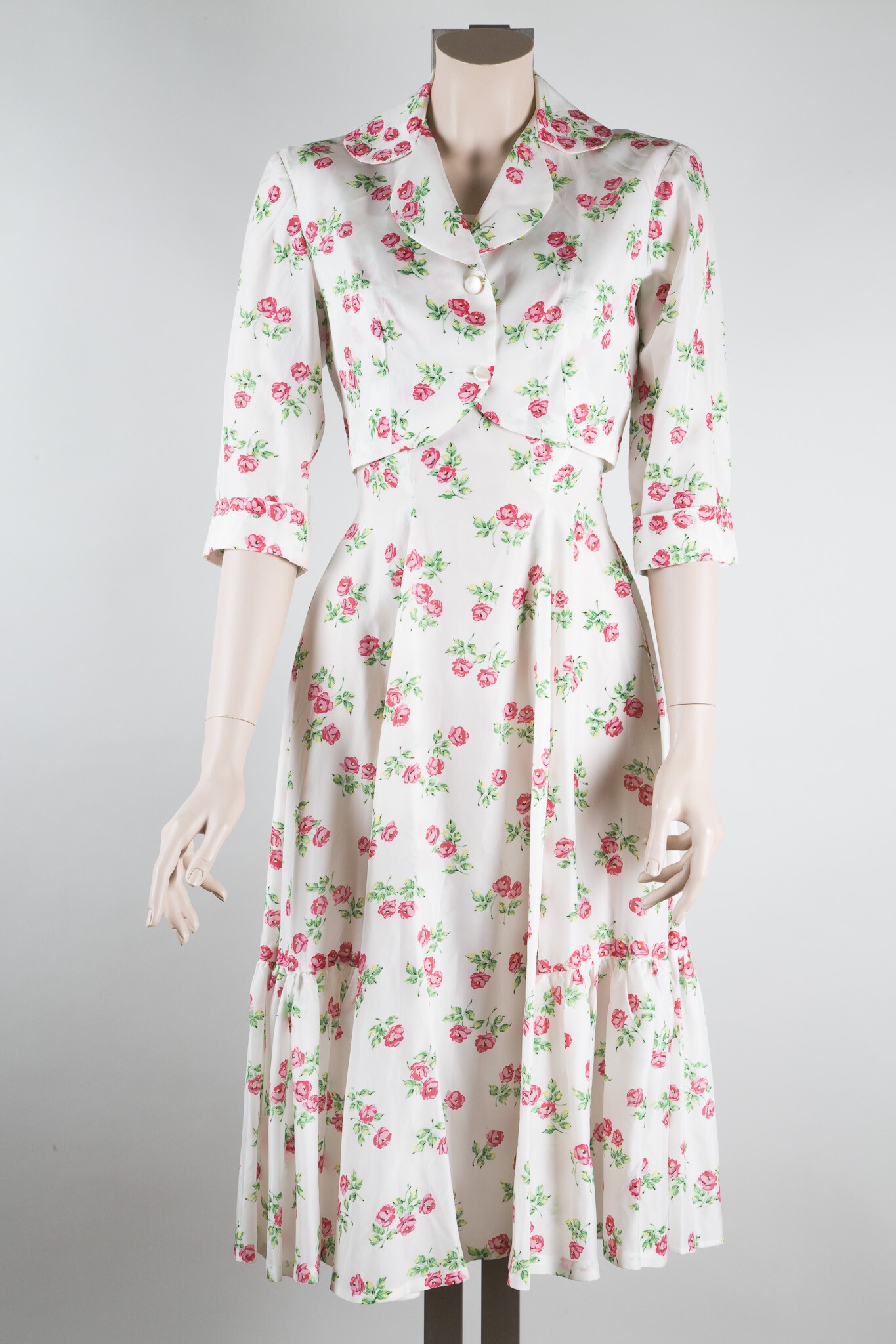 Zweiteiliges Damenkleid aus geblümter Kunstseide (Stadtmuseum Lippstadt RR-F)