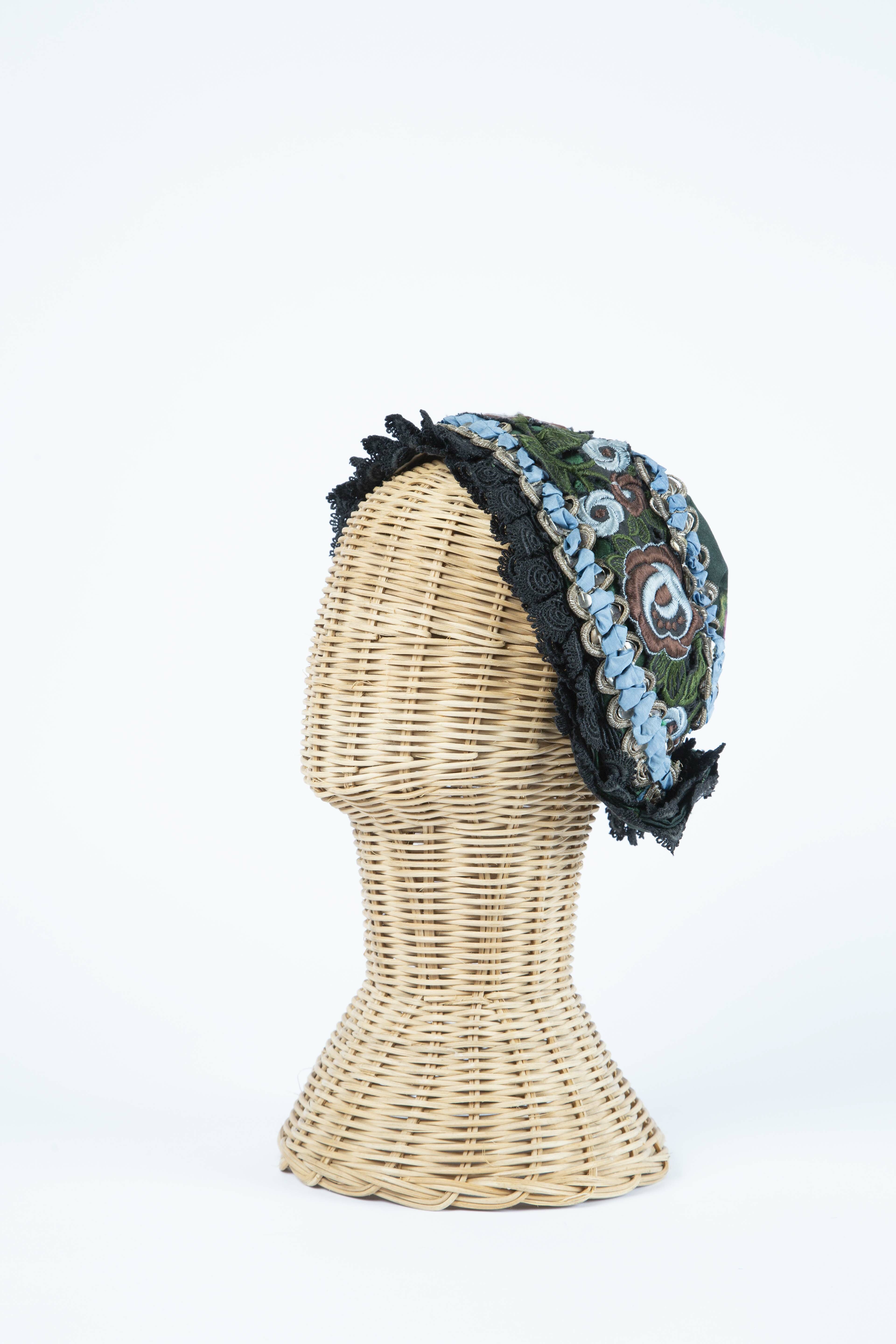 Kopfbedeckung in Haubenform aus geblümten Samt und verschiedenen Borten (Stadtmuseum Lippstadt RR-F)