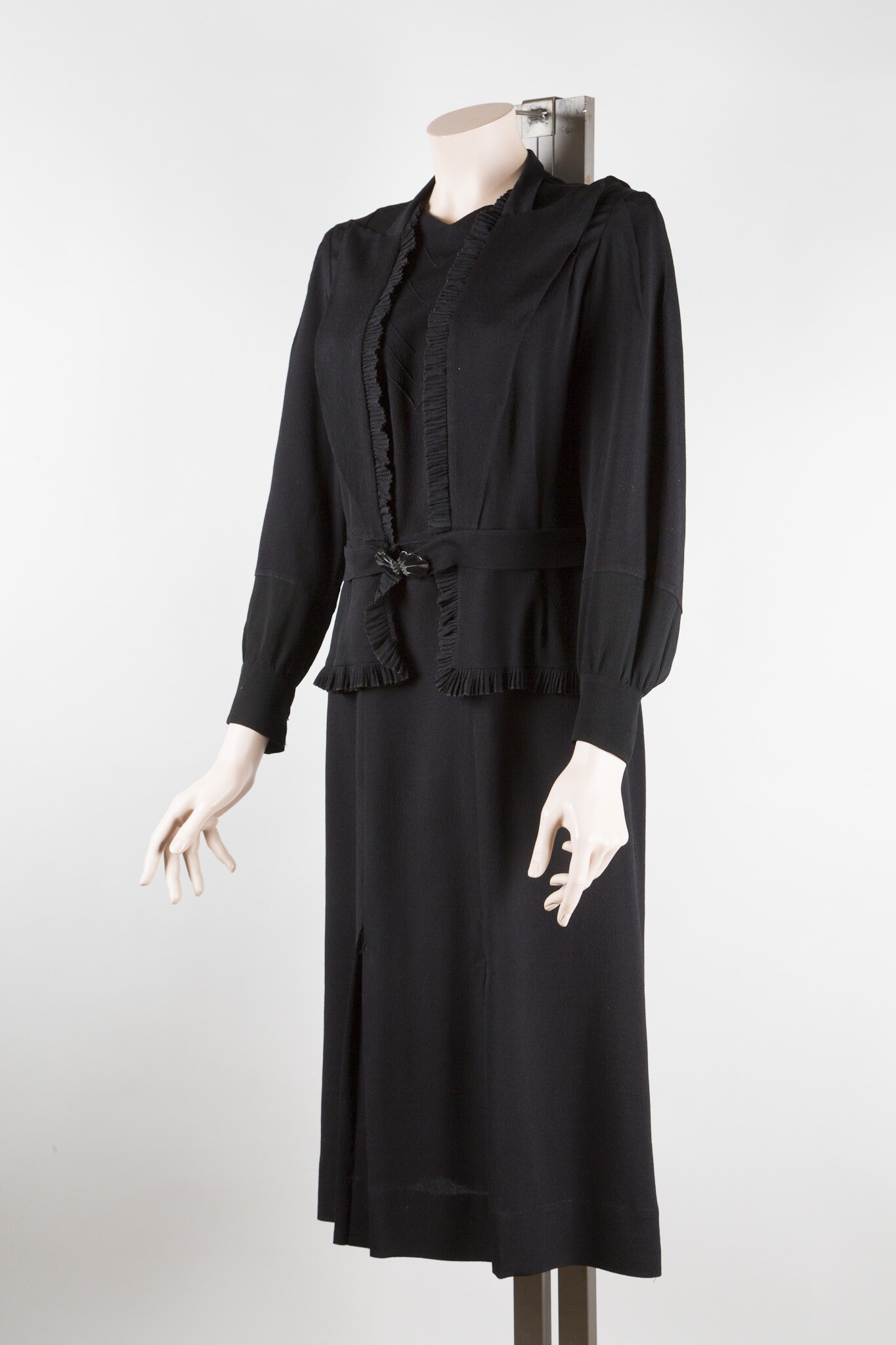 Schwarzes Damenkleid aus Viscosecrèpe (Stadtmuseum Lippstadt RR-F)