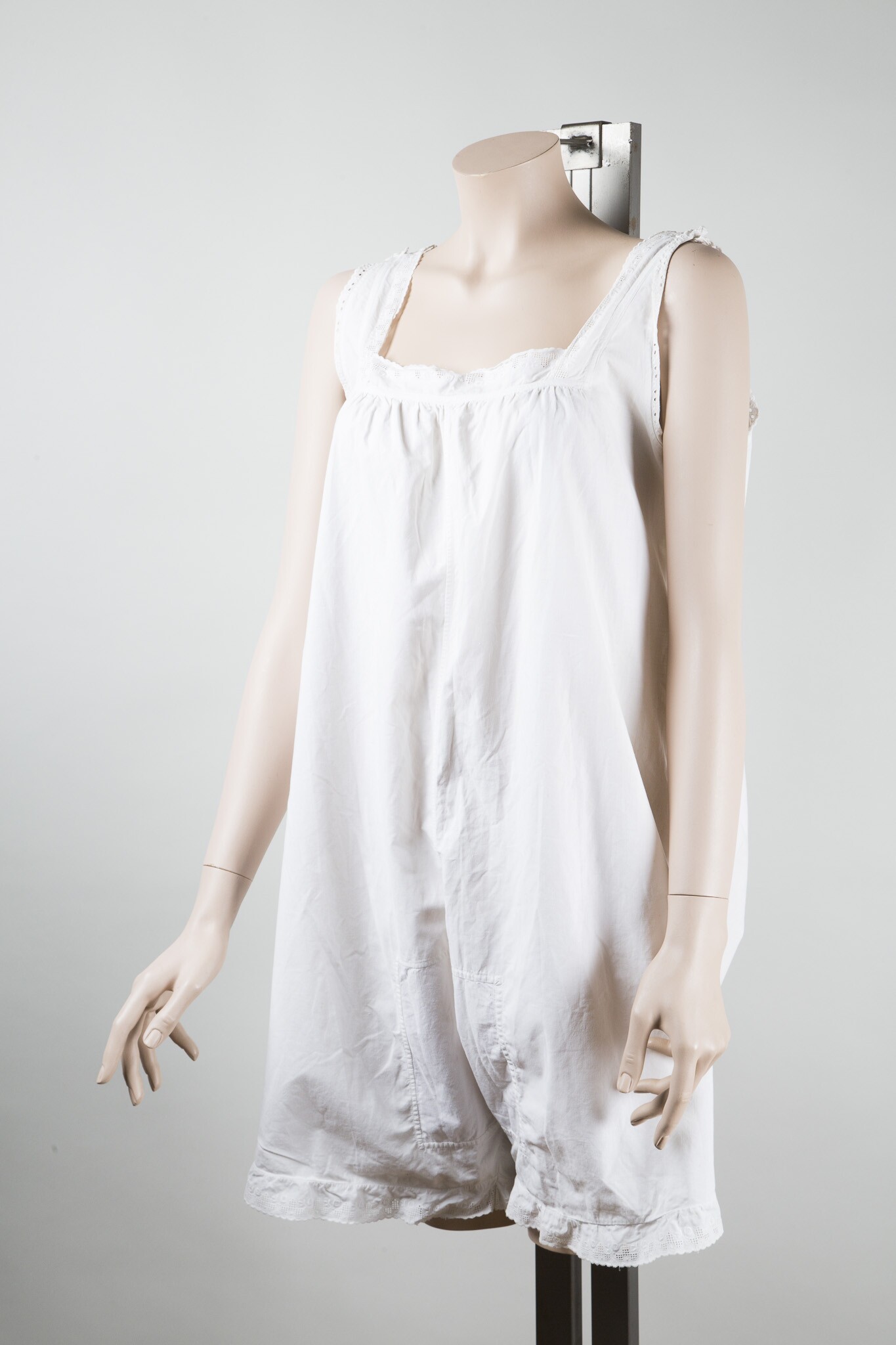 Hemdhose aus weißem Baumwollgewebe mit Spitzenverzierung (Stadtmuseum Lippstadt RR-F)