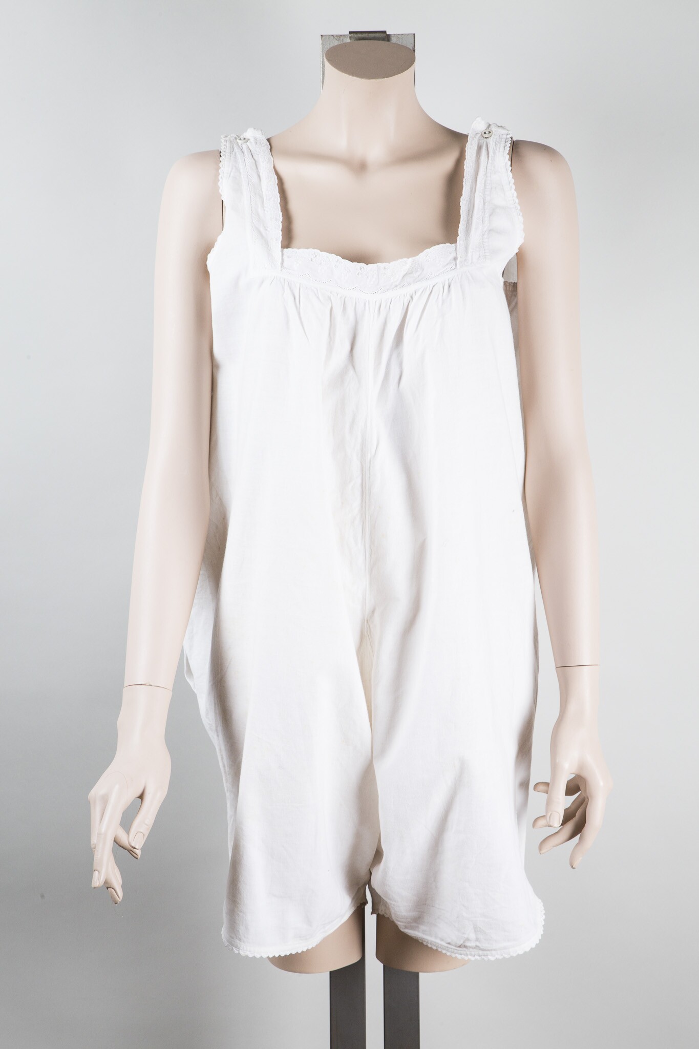 Hemdhose aus weißem Baumwollgewebe mit Spitzenverzierung (Stadtmuseum Lippstadt RR-F)