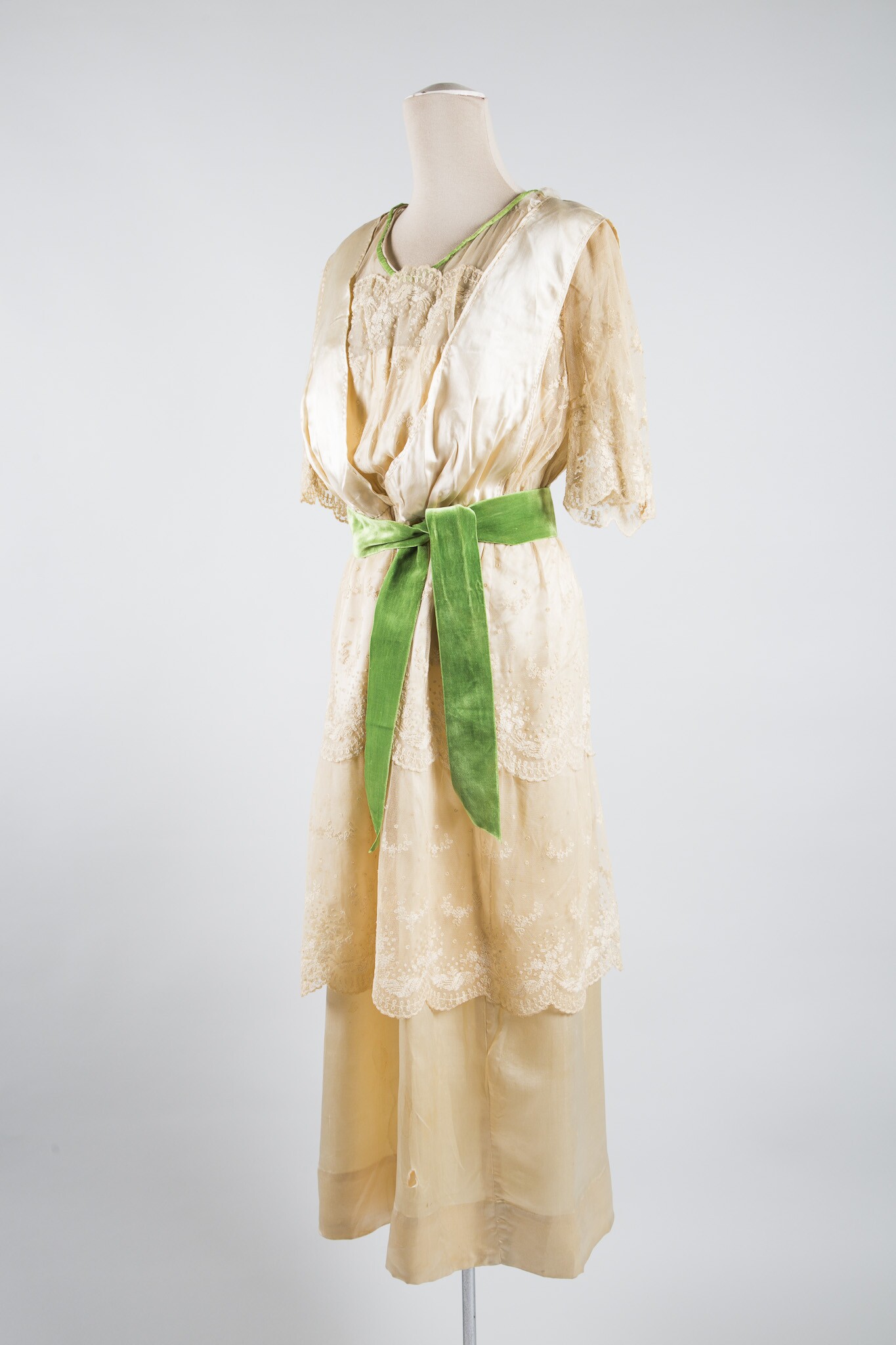 Braut- oder Abendkleid aus cremefarbener Seide und Spitzen (Stadtmuseum Lippstadt RR-F)