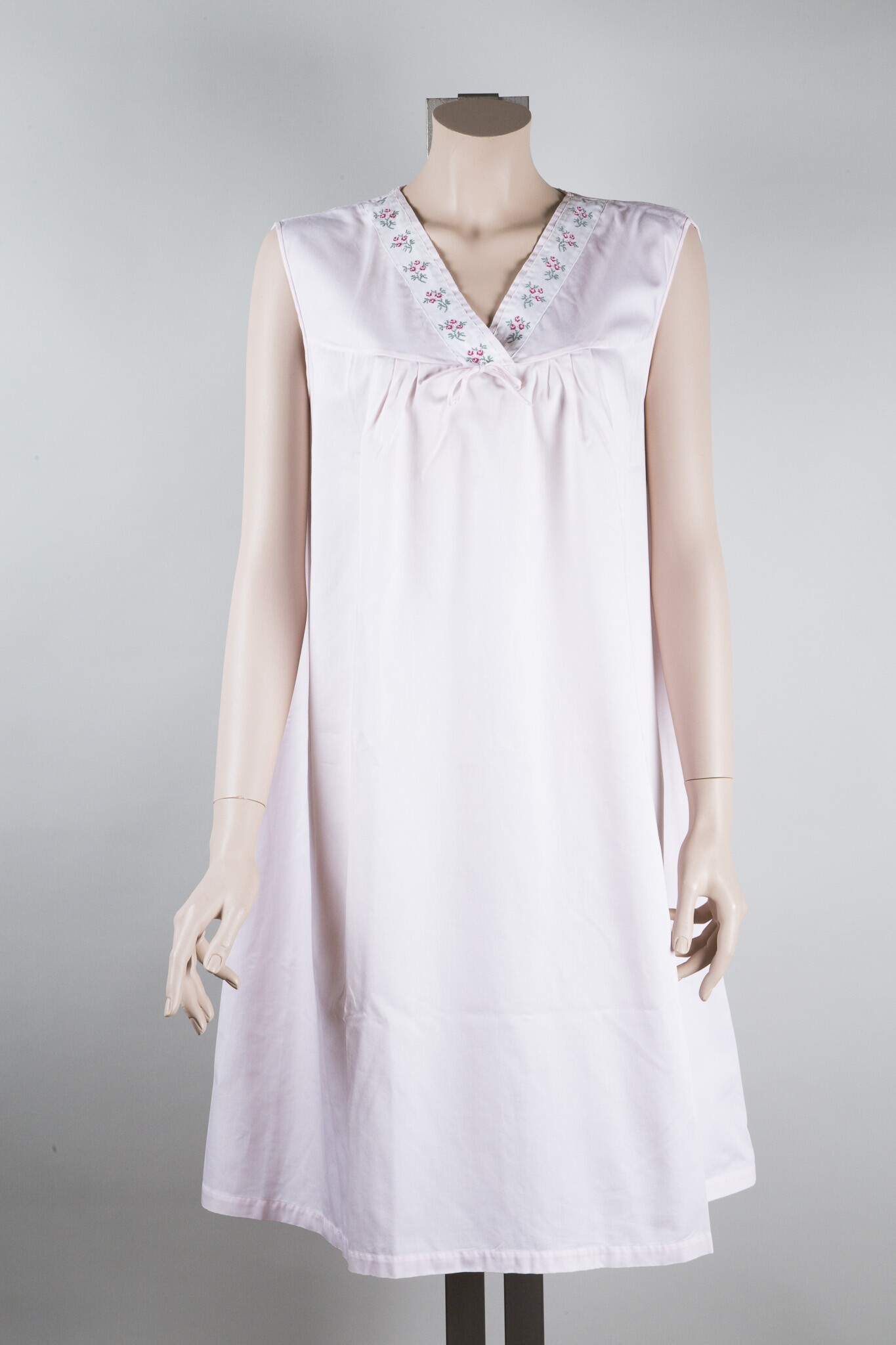 Damennachthemd aus rosa Baumwolle mit Borten (Stadtmuseum Lippstadt RR-F)