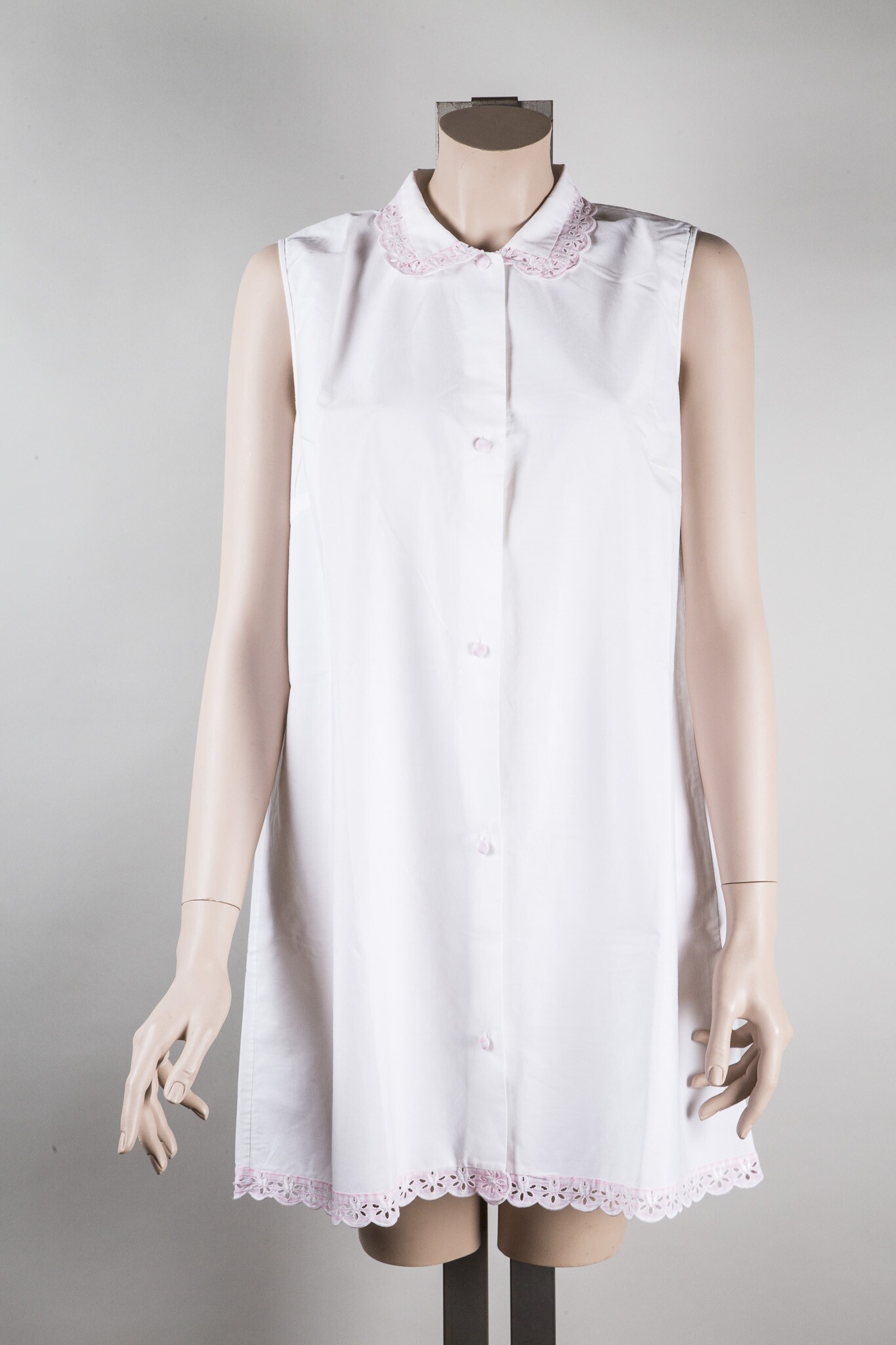 Weißes Nachthemd aus Baumwollgewebe mit rosa Akzentuierung (Stadtmuseum Lippstadt RR-F)