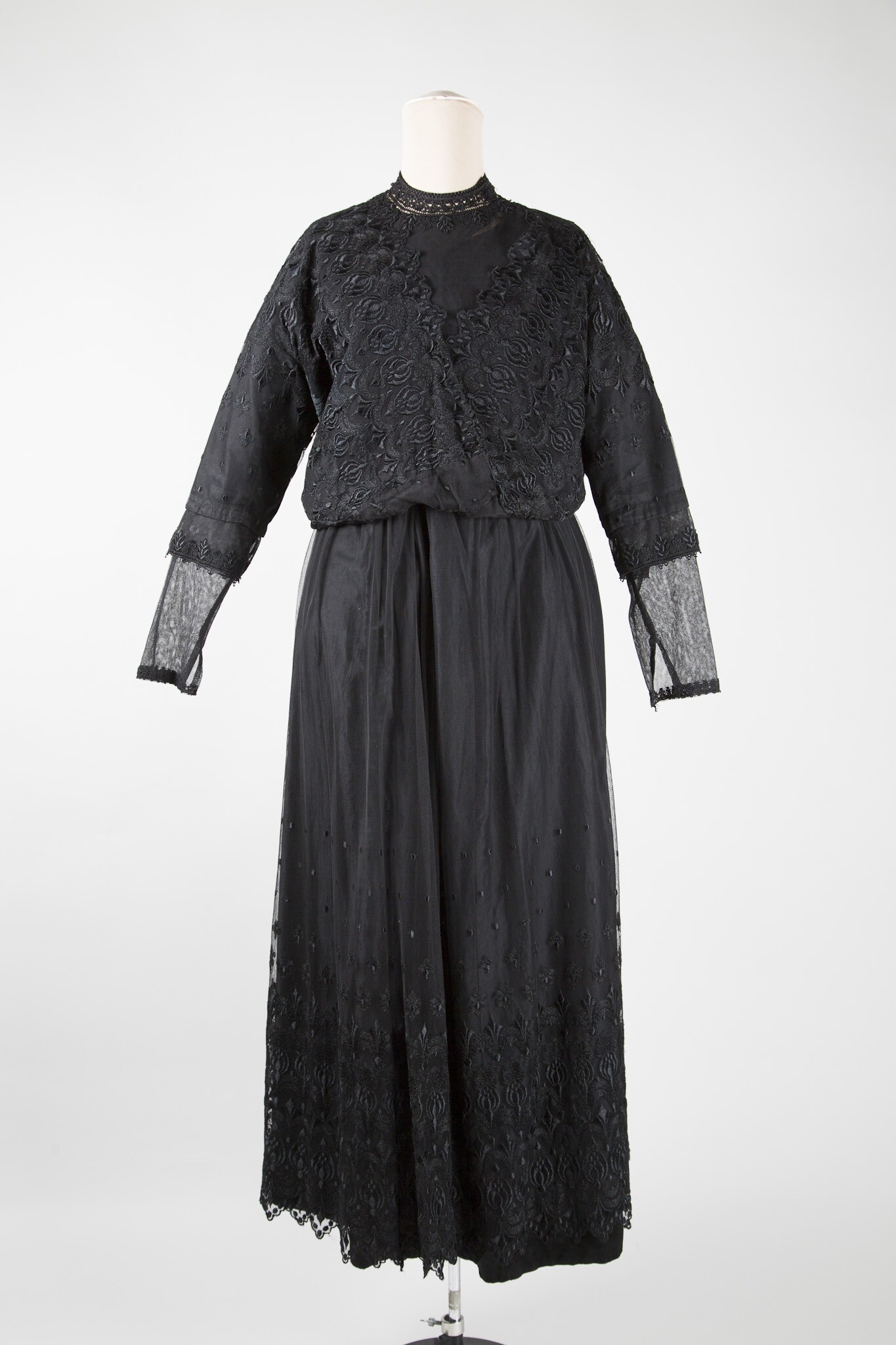 Zweiteiliges Damenkleid aus Seide und Spitzentüll (Stadtmuseum Lippstadt RR-F)