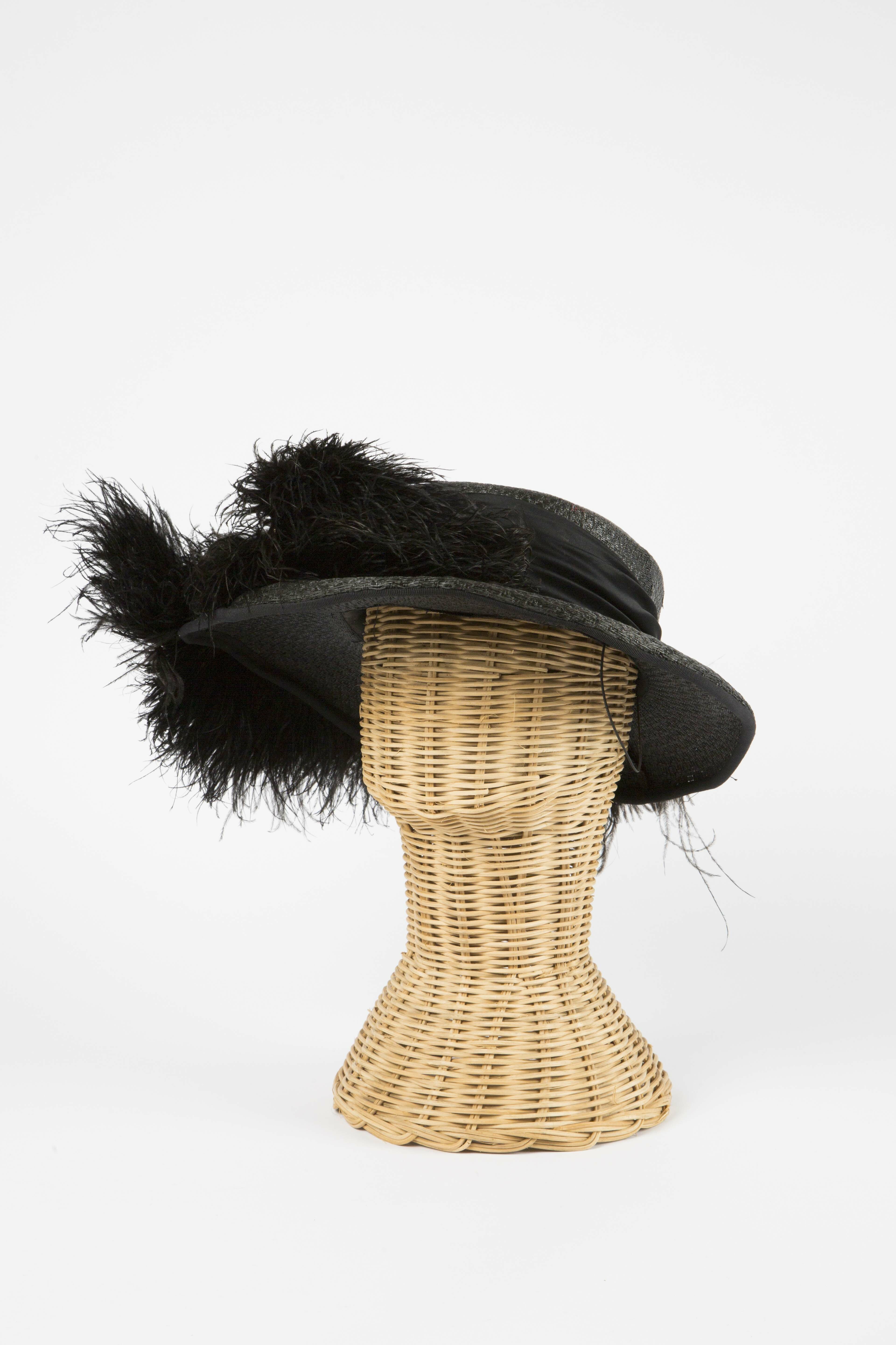 Schwarzer Hut aus Kunststroh mit Satinband und Staußenfeder (Stadtmuseum Lippstadt RR-F)