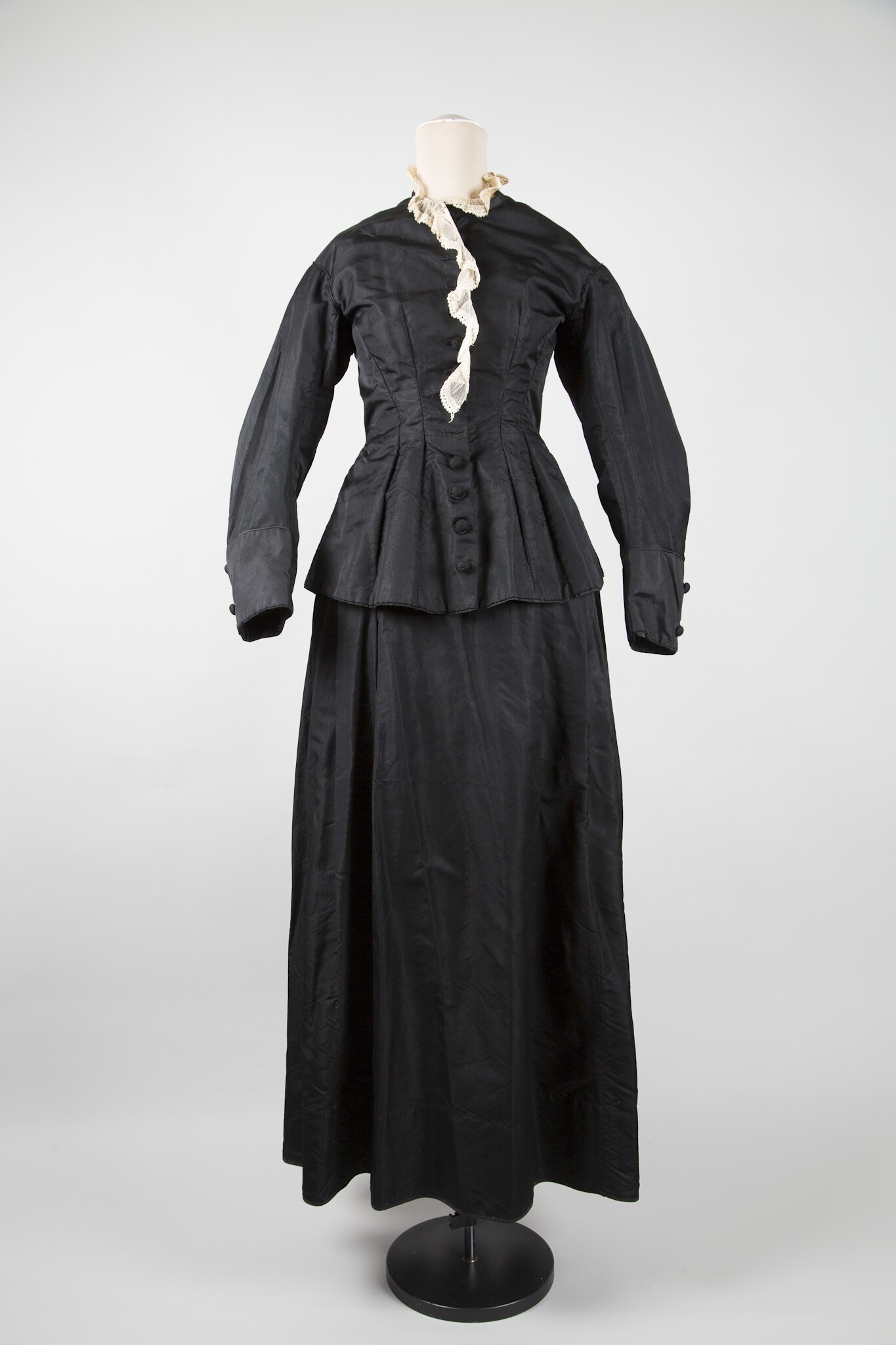 Zweiteiliges schwarzes Seidenkleid mit geknöpftem Oberteil (Stadtmuseum Lippstadt RR-F)