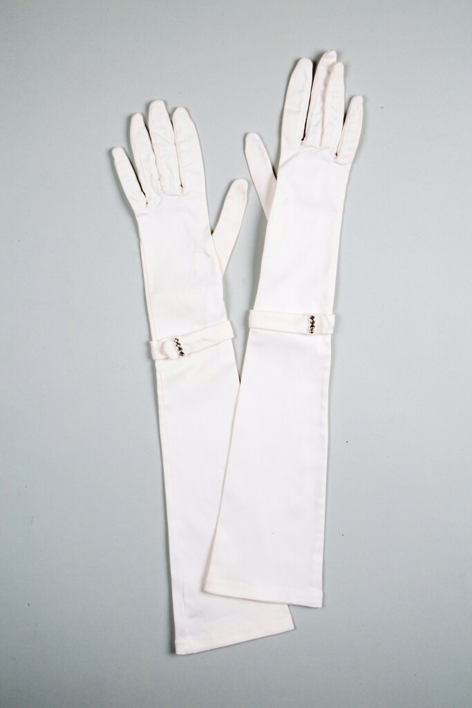 Lange Damenhandschuhe aus Satinstretch mit Schmucksteinen (Stadtmuseum Lippstadt RR-F)