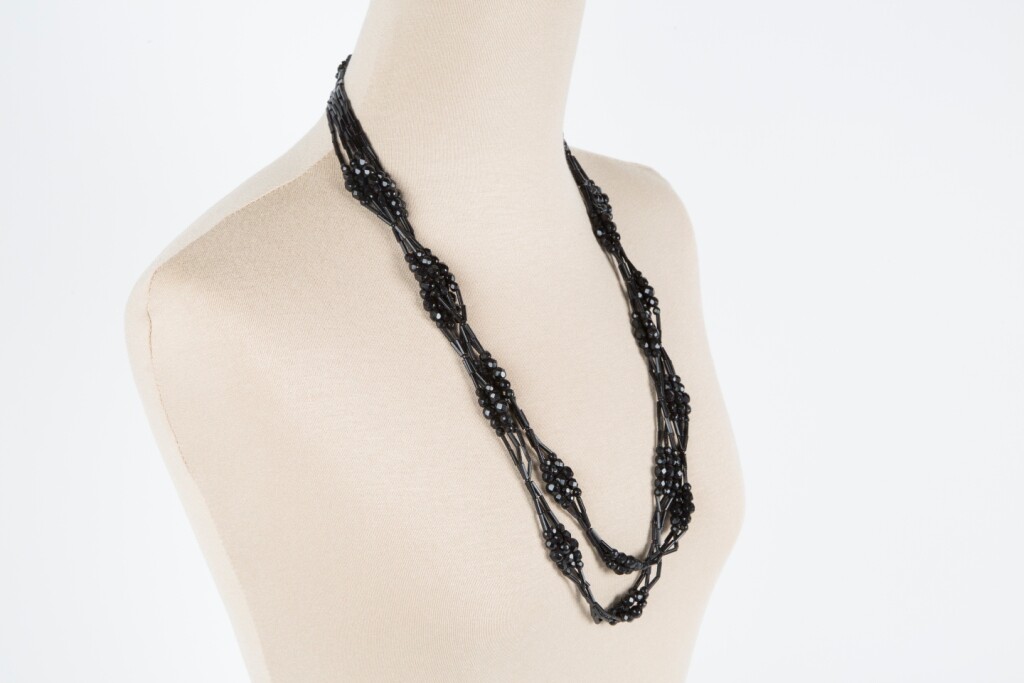 Halskette aus schwarzen Glasperlen (Stadtmuseum Lippstadt RR-F)