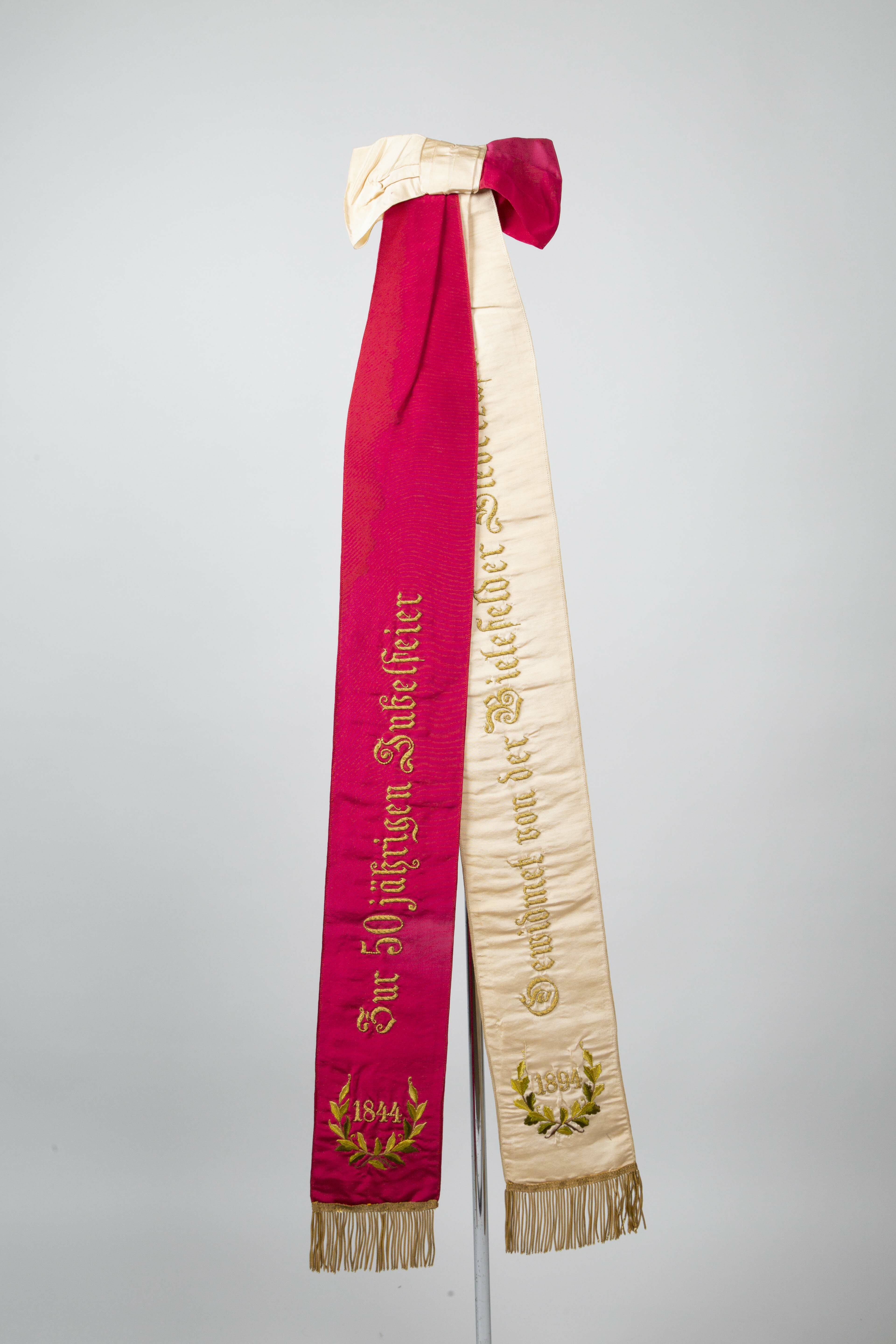 Jubelband aus cremefarbener und roter Seide, bestickt (Stadtmuseum Lippstadt RR-F)