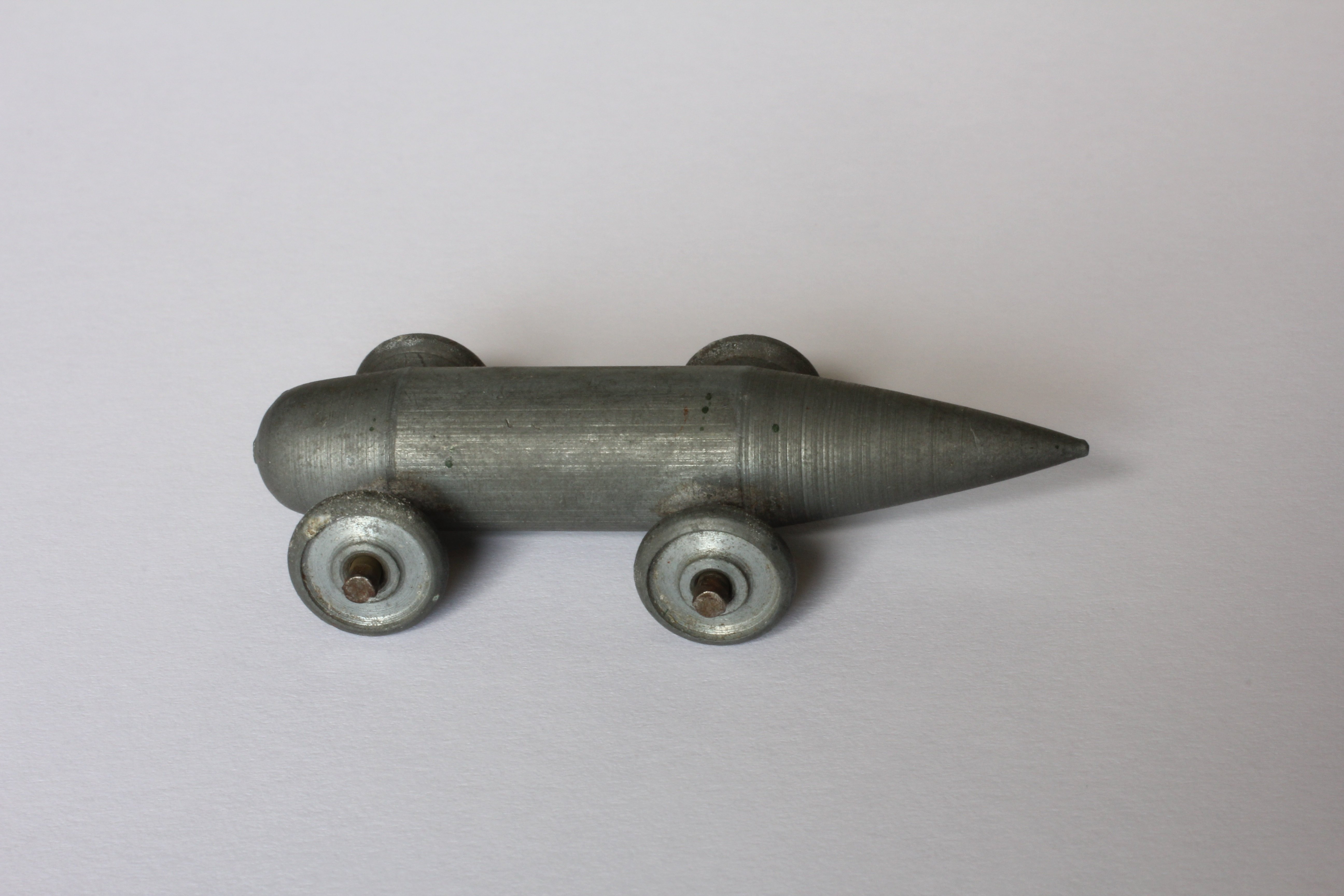 Spielzeugauto: Rennwagen aus Munition (Stadtmuseum Lippstadt RR-F)