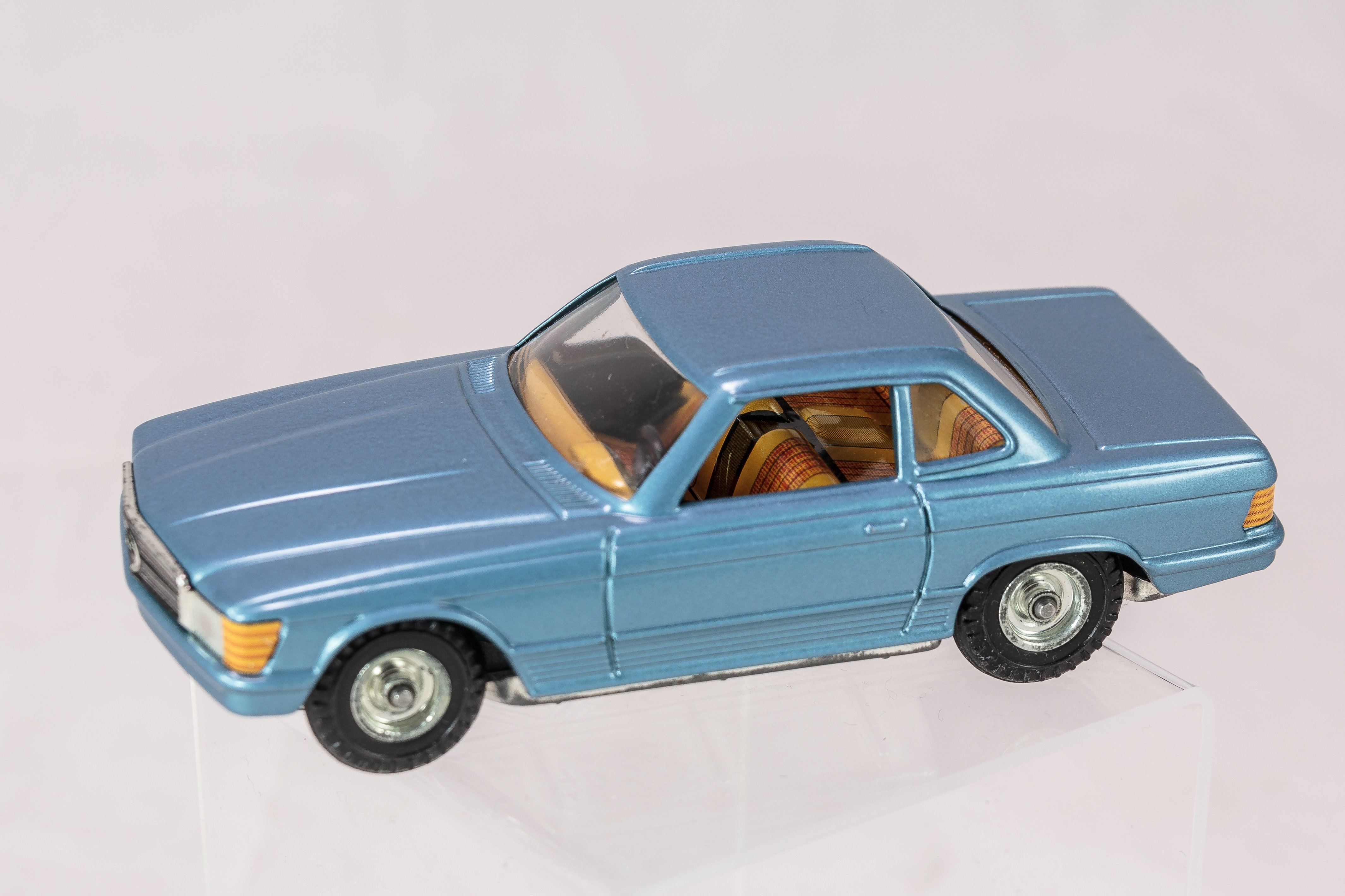 Spielzeugauto: Limousine Mercedes mit Wohnwagen (Stadtmuseum Lippstadt RR-F)
