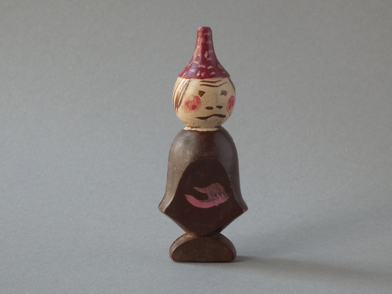 Klammerling kleiner Chinese mit roter Kopfbedeckung (Hugo Kükelhaus Gesellschaft e.V. CC BY-NC-SA)