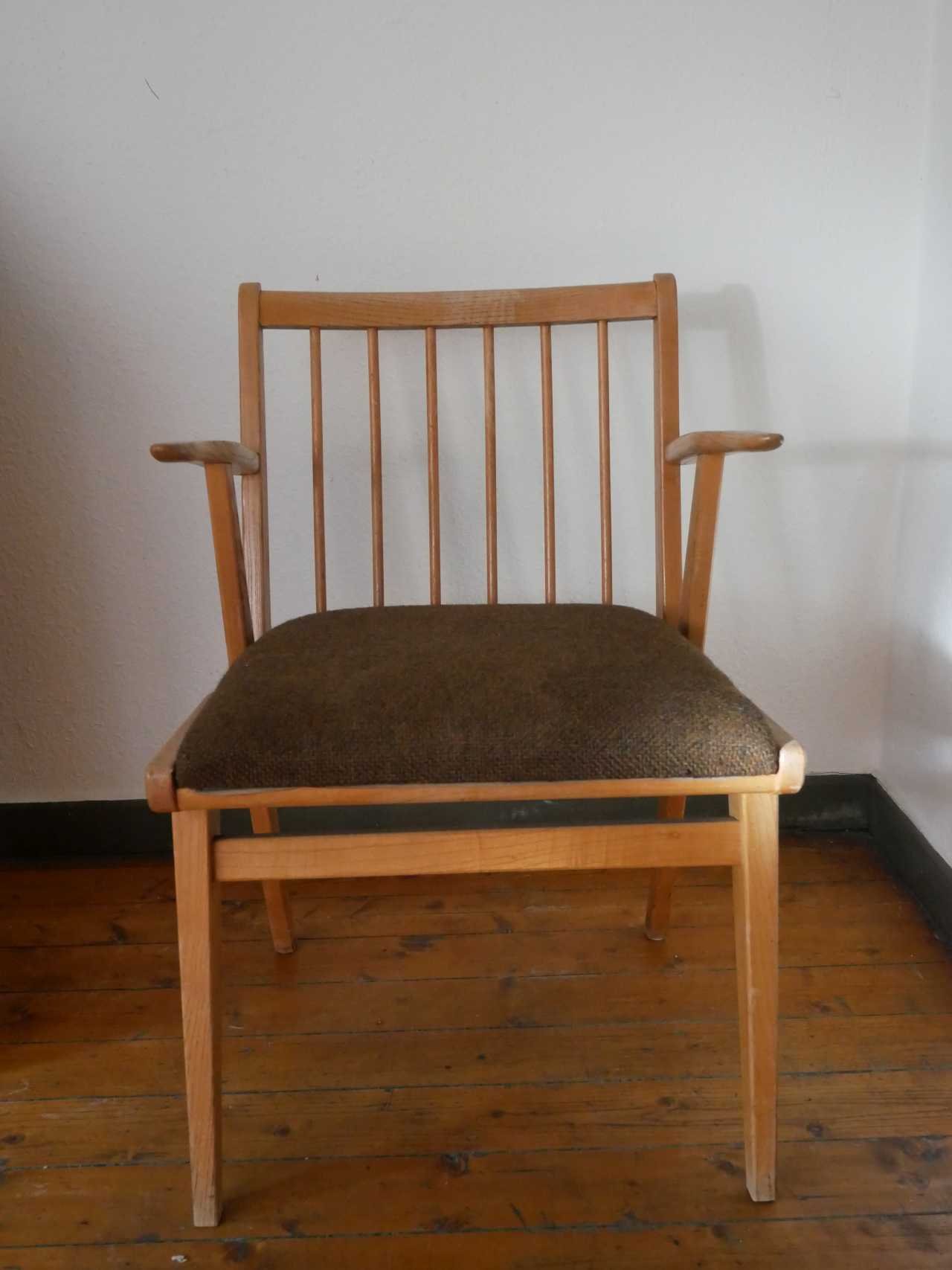 Stuhl mit Armlehne, gepolstert (Haus Kükelhaus CC BY-NC-SA)