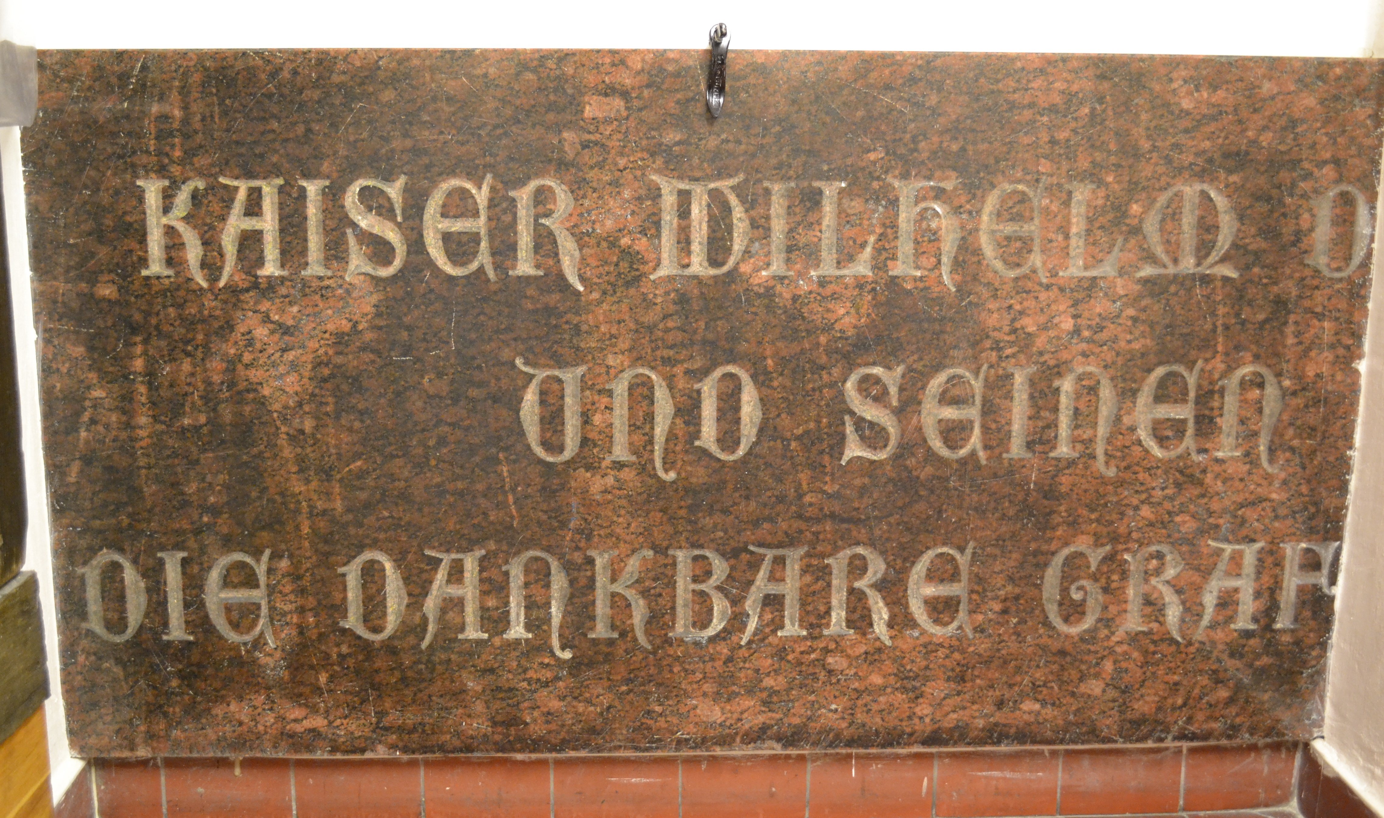 Fragment einer Tafel am Kaiser-Wilhelm-Denkmal in Hohensyburg (Museum des Heimatvereins Hörde CC BY-NC-SA)