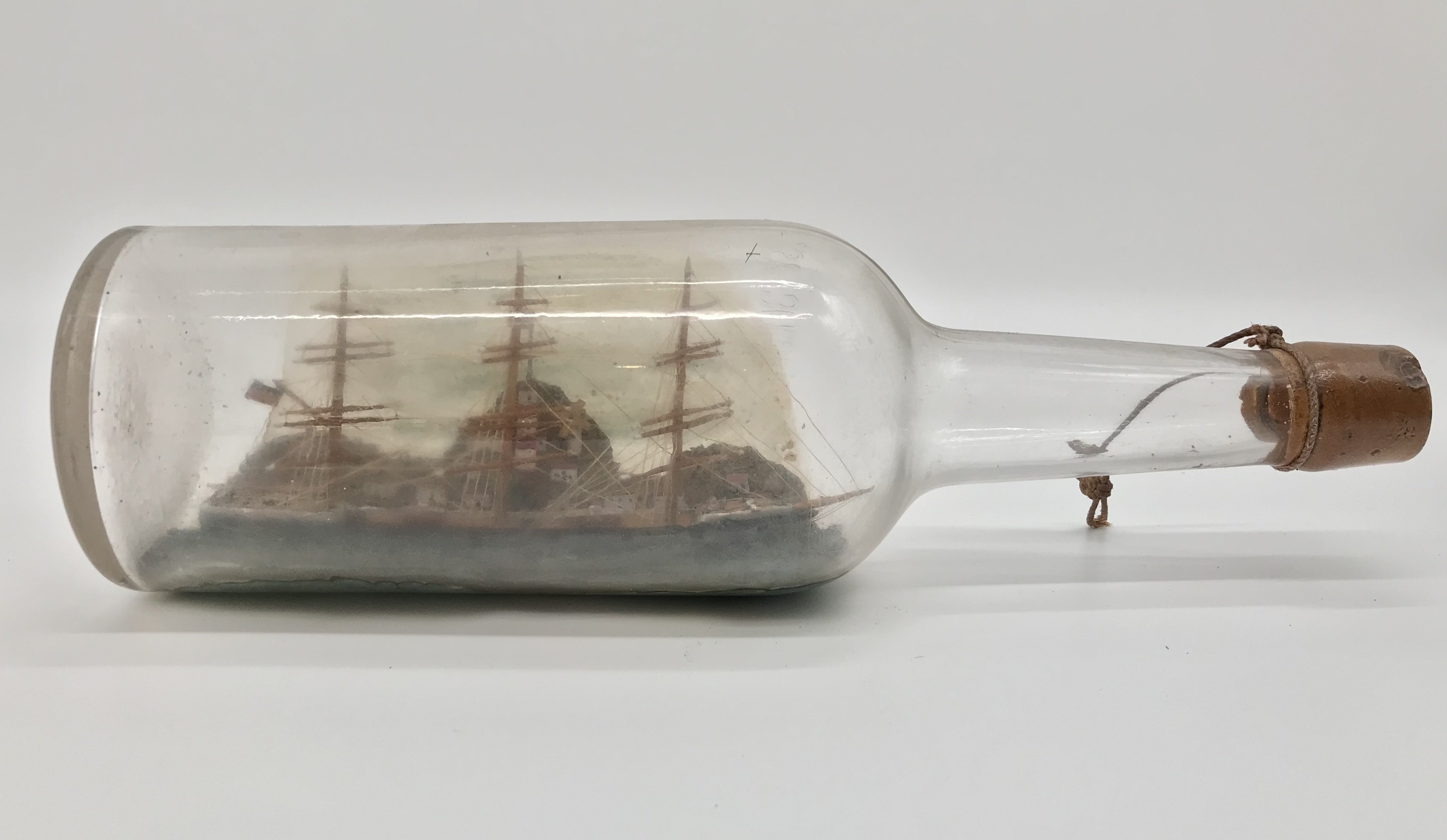 Glasflasche mit einem Segelschiff im Innern (Museum für Stadt- und Kulturgeschichte Menden CC BY-NC-SA)
