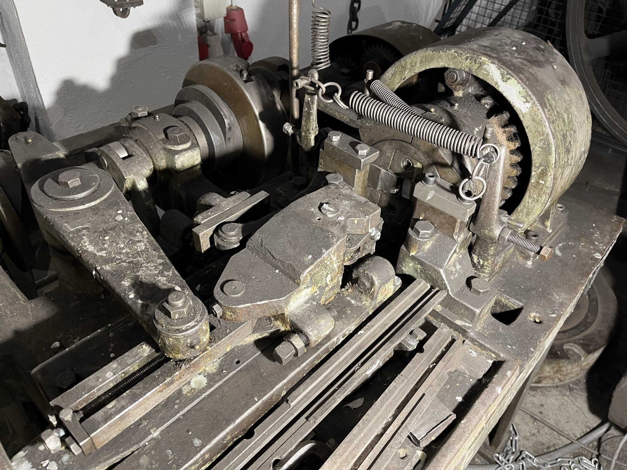 Automatische Kettenverdrehmaschine (Westfälisches Kettenschmiedemuseum Fröndenberg/Ruhr CC BY-NC-SA)