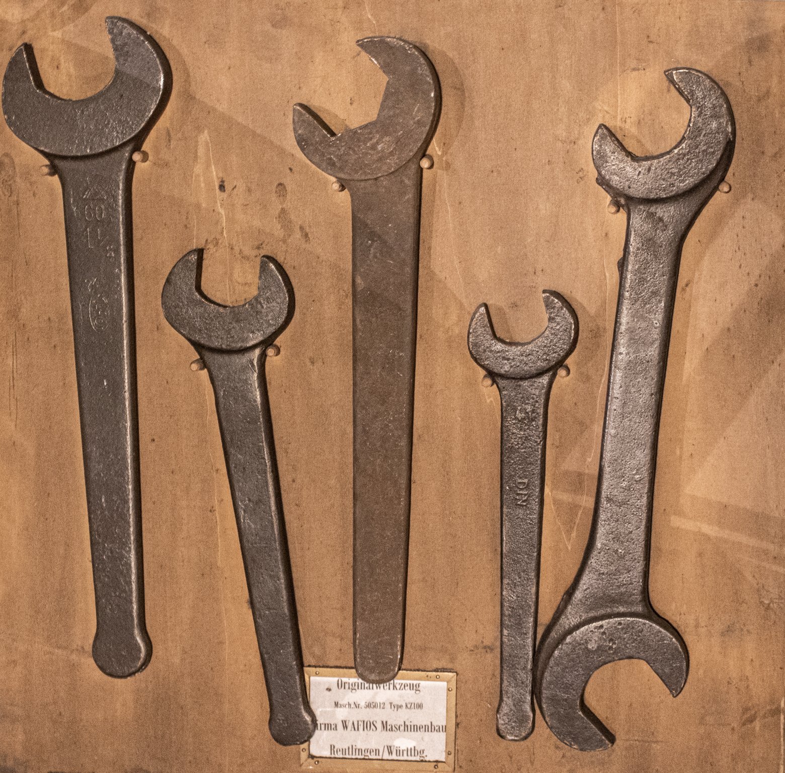 Verschiedene Schraubenschlüssel (Originalwerkzeug zur 8 mm Wafios Kettenbiegemaschine) (Westfälisches Kettenschmiedemuseum Fröndenberg/Ruhr CC BY-NC-SA)