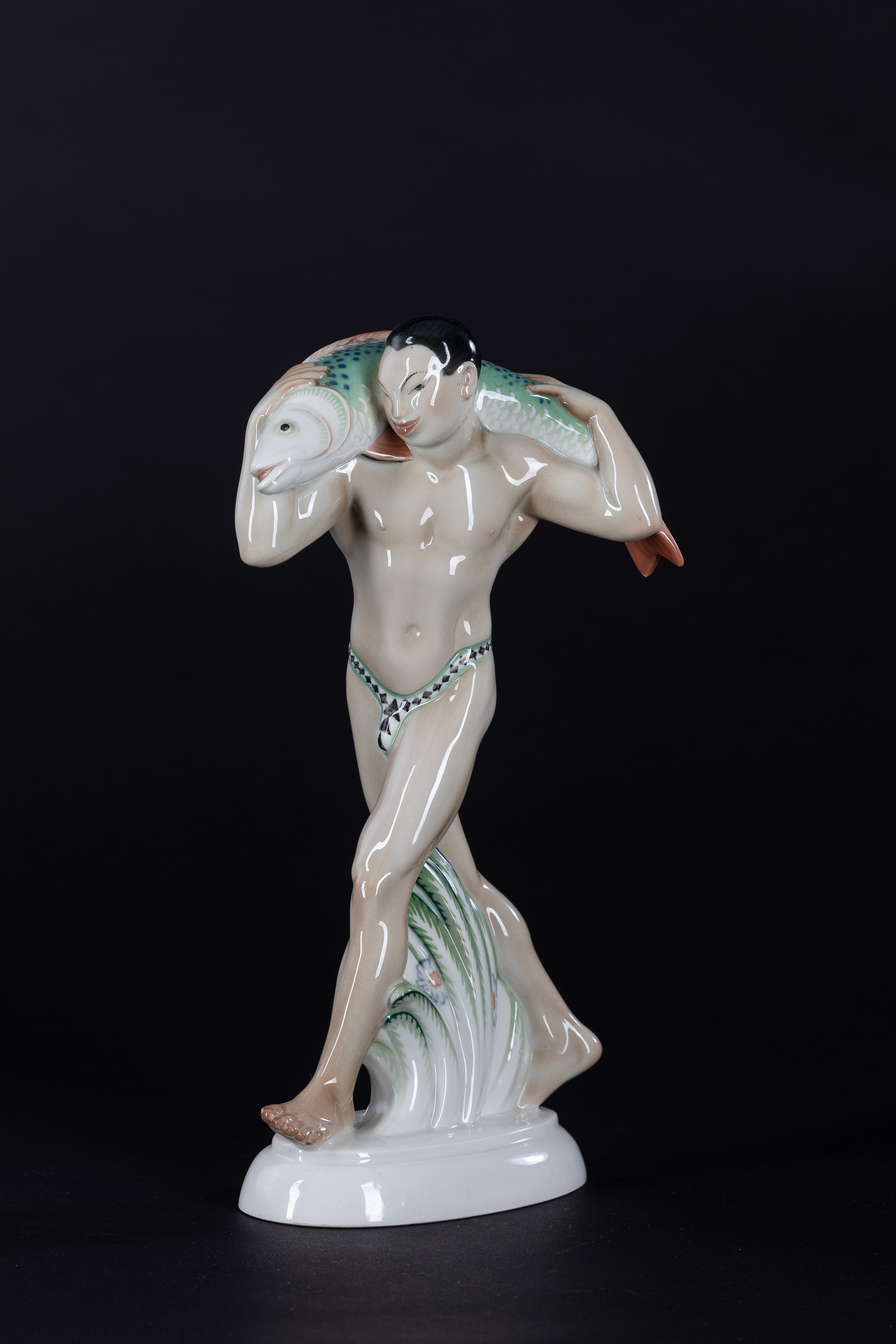 Skulpturen "Japaner mit Fisch" (aus dem sog. "Hochzeitszug" (bemalte und unbemalte Ausführung) (Sammlung Wulff Stiftung CC BY-NC-SA)