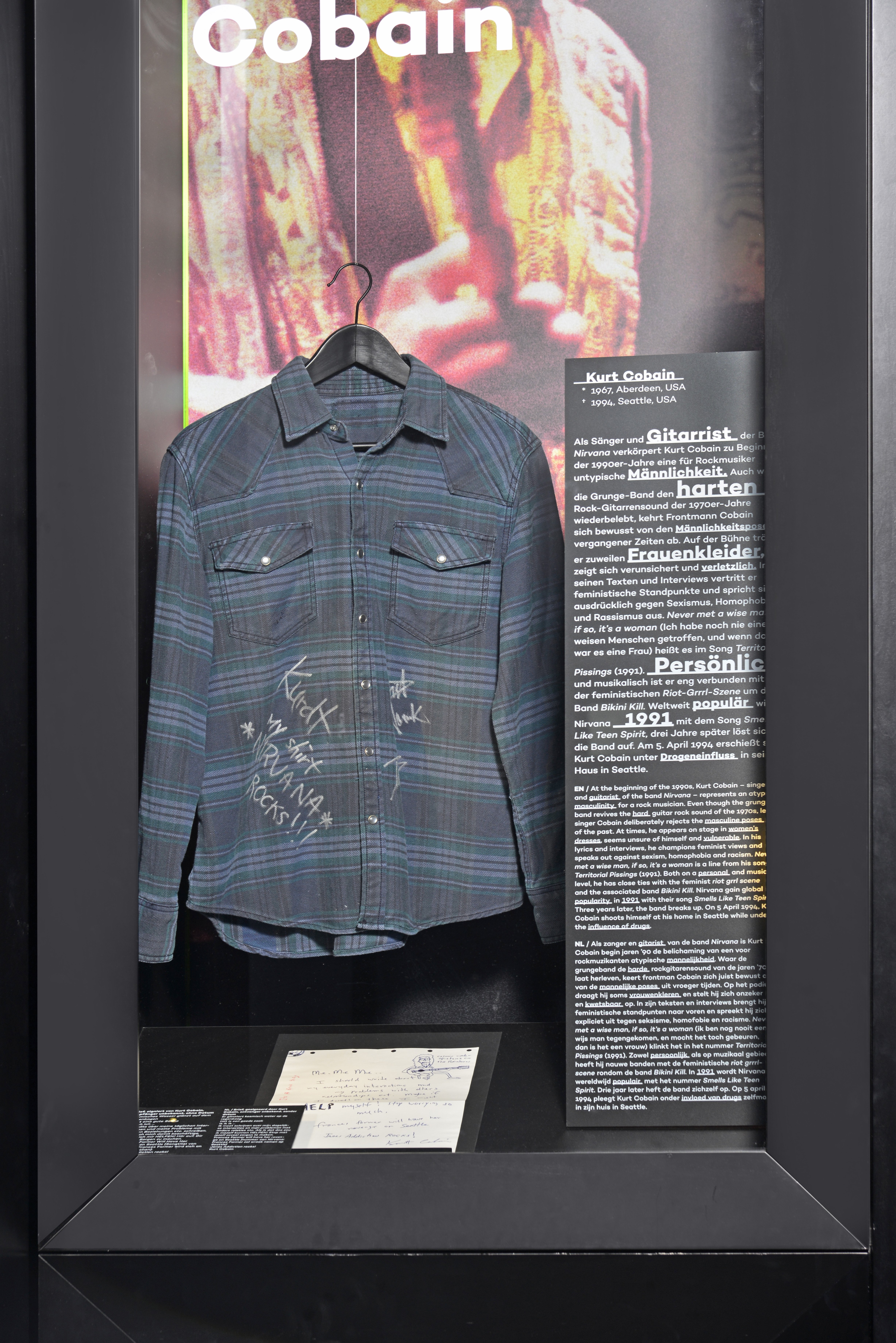Hemd: Kurt Cobain mit Autogrammen von Nirvana (rock ’n’ popmuseum CC BY-NC-SA)