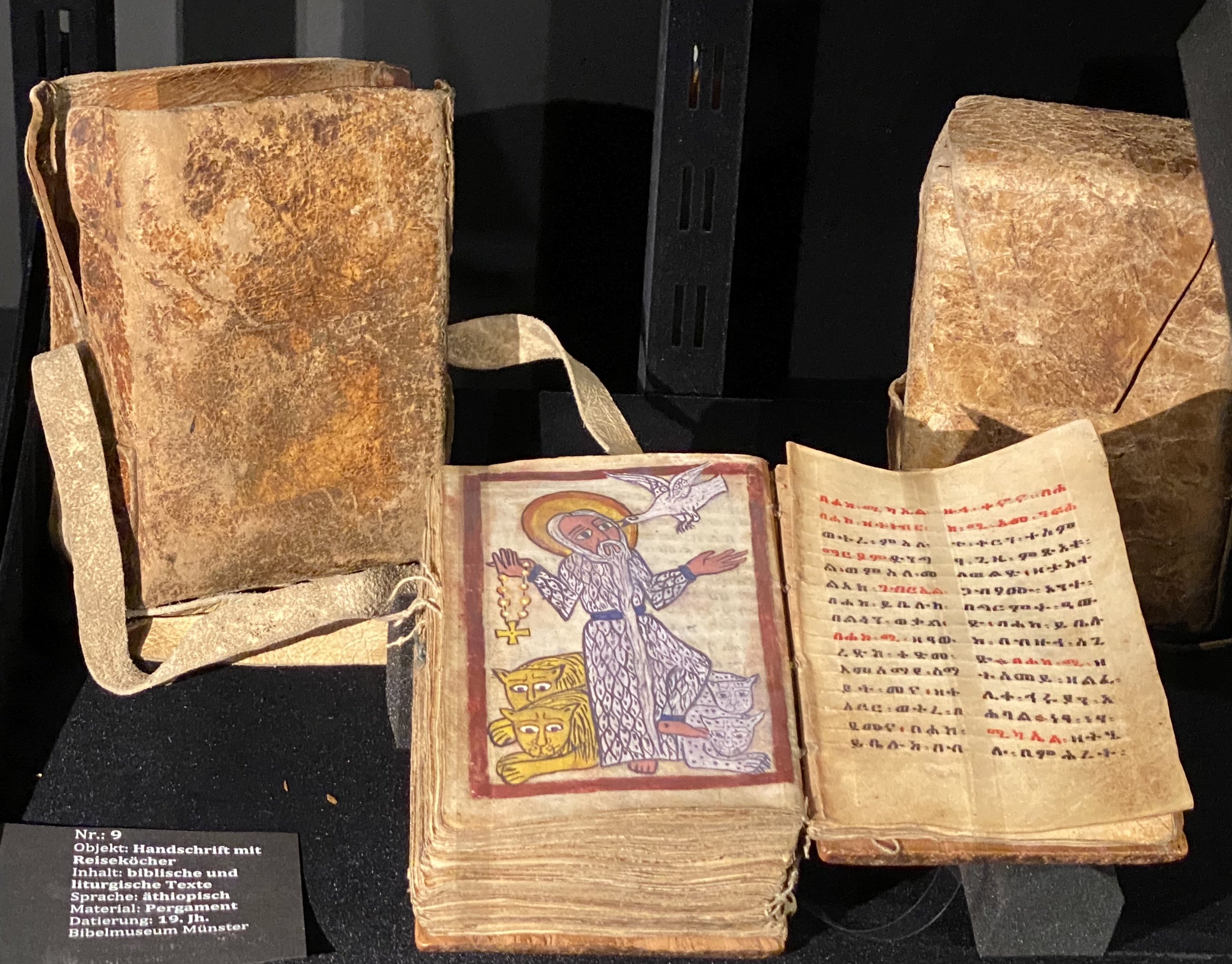 äthiopische Handschrift mir Reiseköcher (Bibelmuseum der WWU Münster CC BY-NC-SA)