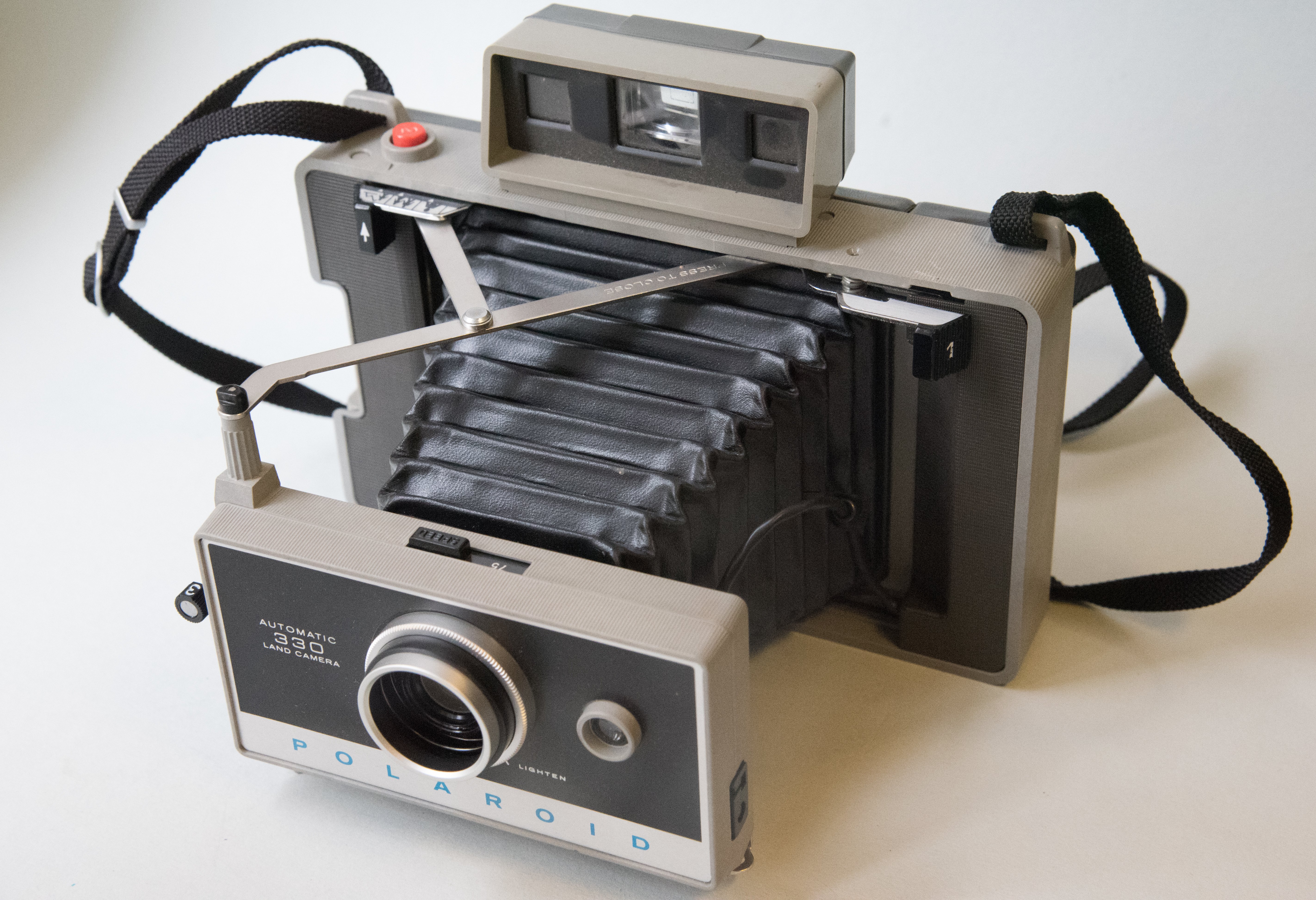 Polaroid Land Camera 330 Automatik (Haus der Kamener Stadtgeschichte - Museum und Stadtarchiv CC BY-NC-SA)