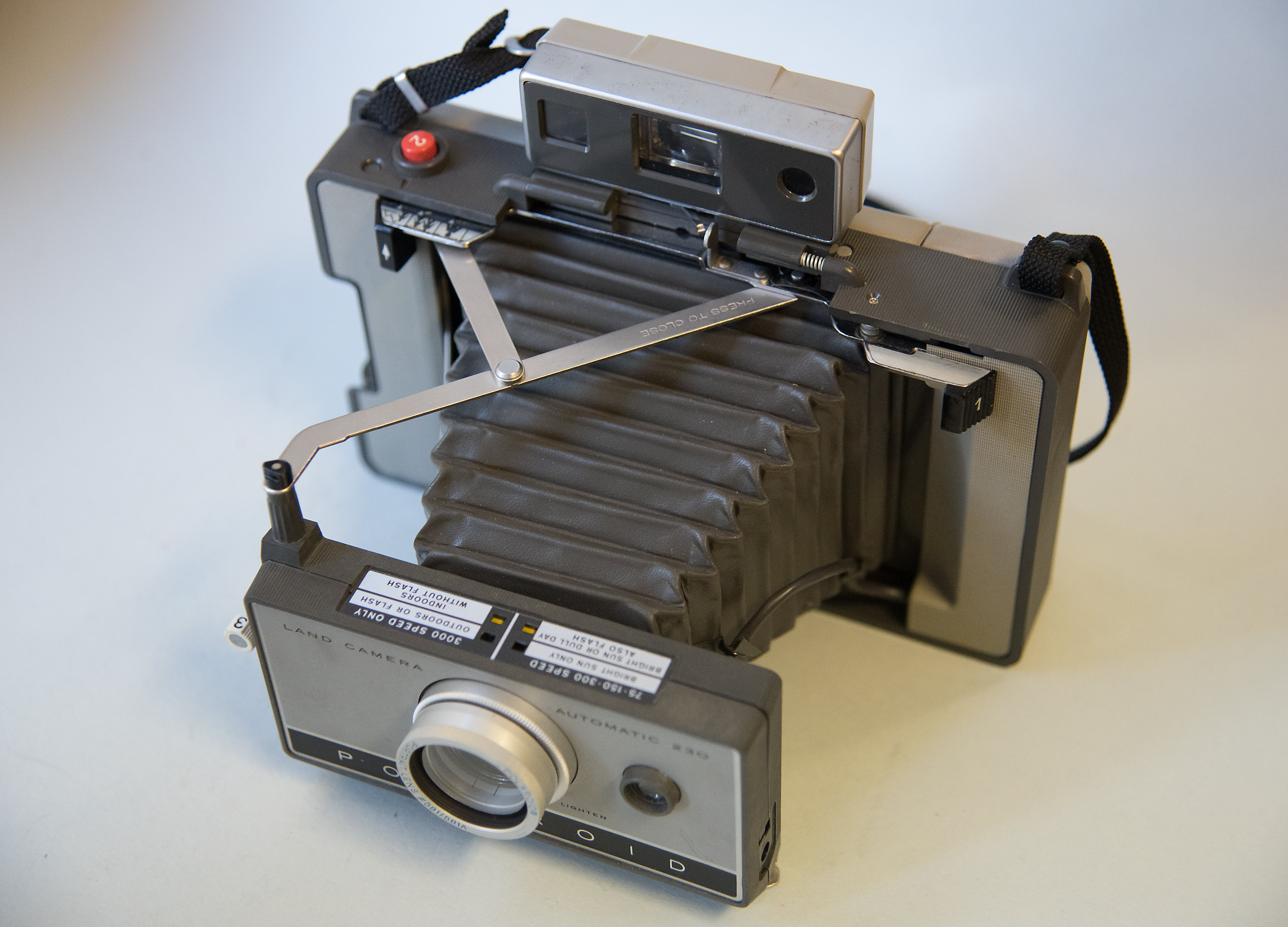 Polaroid Land Camera Automatic 230 (Haus der Kamener Stadtgeschichte - Museum und Stadtarchiv CC BY-NC-SA)