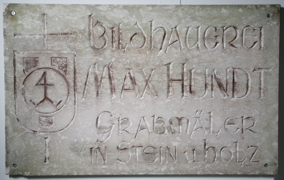 Relief eines Bildhauer-Firmenschilds (Kannenbrock, Lisa CC BY-NC-SA)