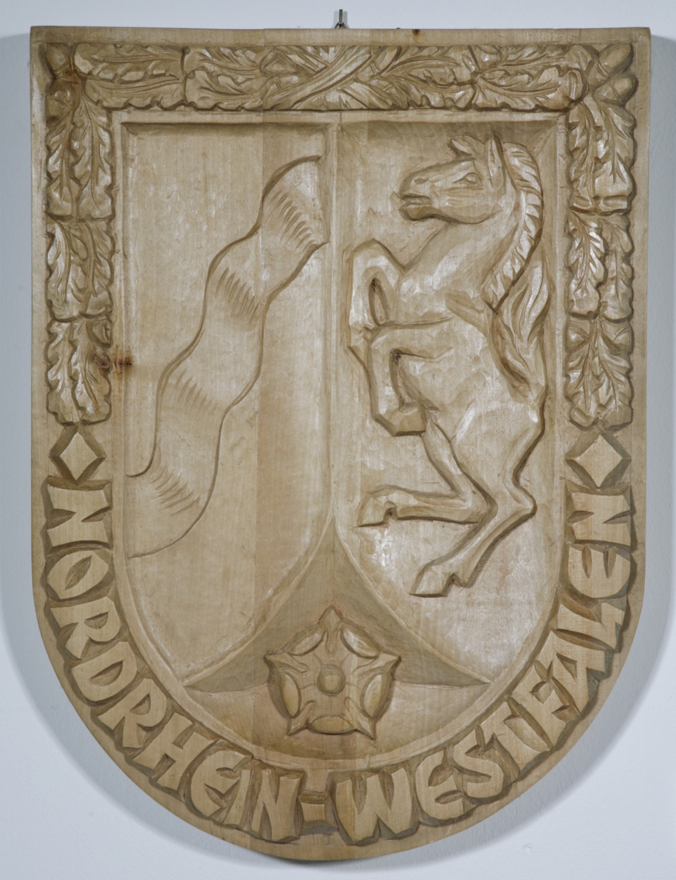 Geschnitztes Wappen von Nordrhein-Westfalen (Kannenbrock, Lisa CC BY-NC-SA)