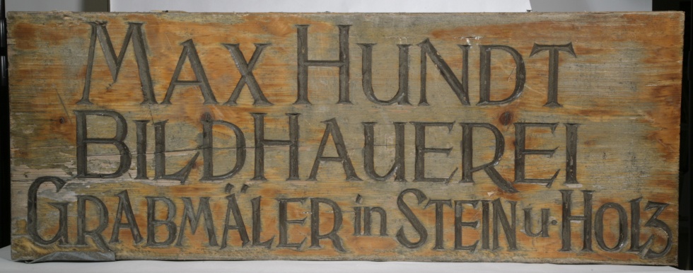 Werbeschild &quot;Max Hundt Bildhauerei - Grabmäler in Stein und Holz&quot; (Kannenbrock, Lisa CC BY-NC-SA)