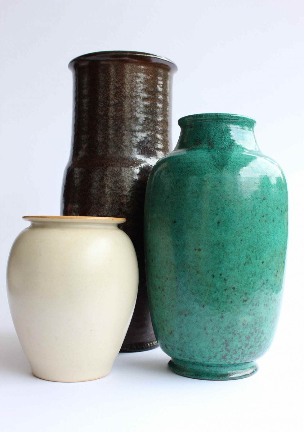 Drei Vasen aus Keramik mit brauner, grüner und heller Eisenglasur (Verein der Freunde und Förderer des Siegerlandmuseums e.V. CC BY-NC-SA)